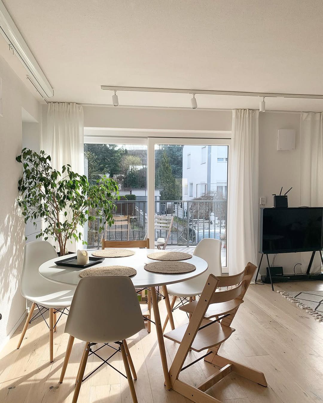Stunning Sun-Soaked Dining Rooms for 2025! 11 A Bright And Airy Sunlit Dining Space