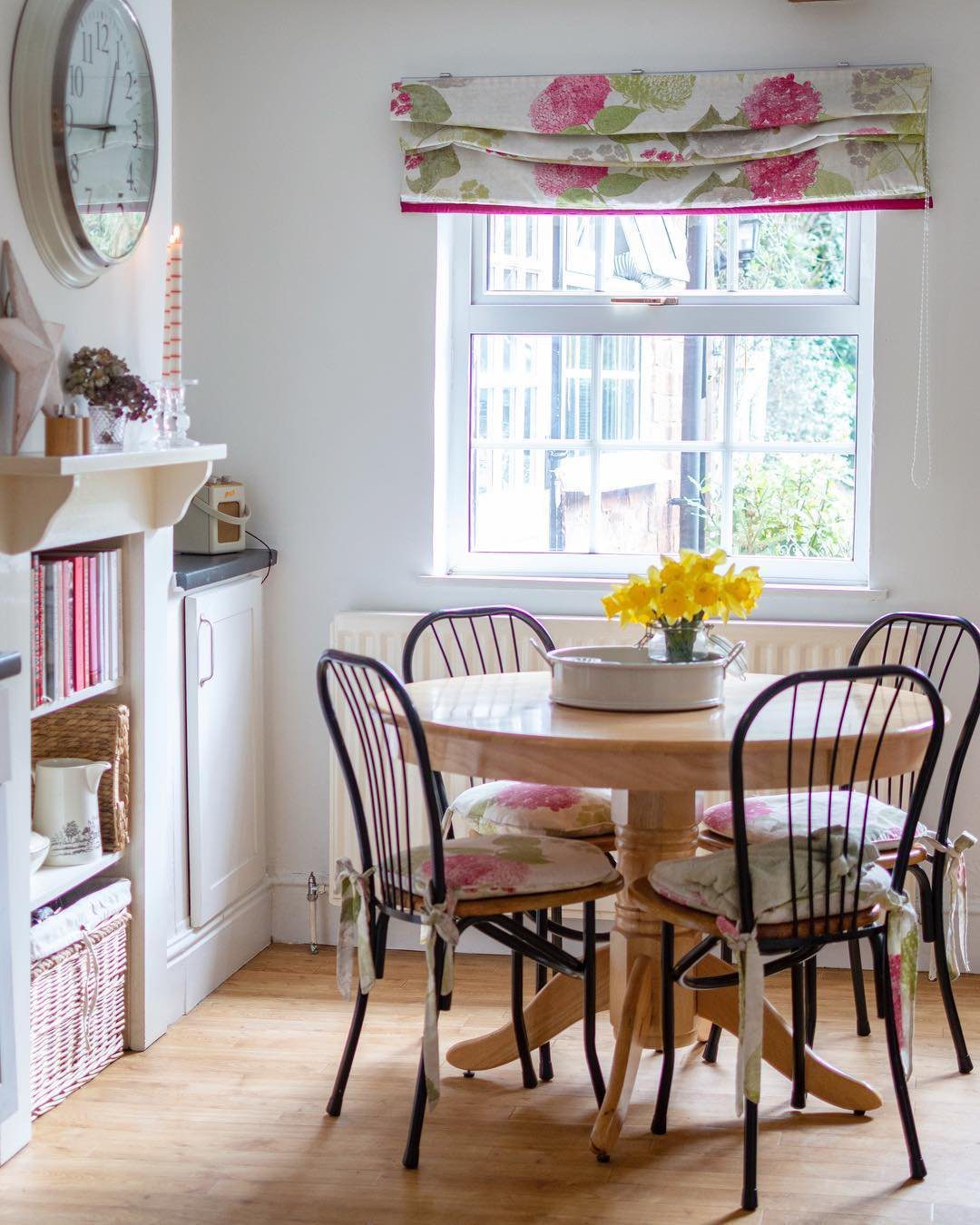 Stunning Sun-Soaked Dining Rooms for 2025! 20 A Sunlit Cottage-Style Dining Nook