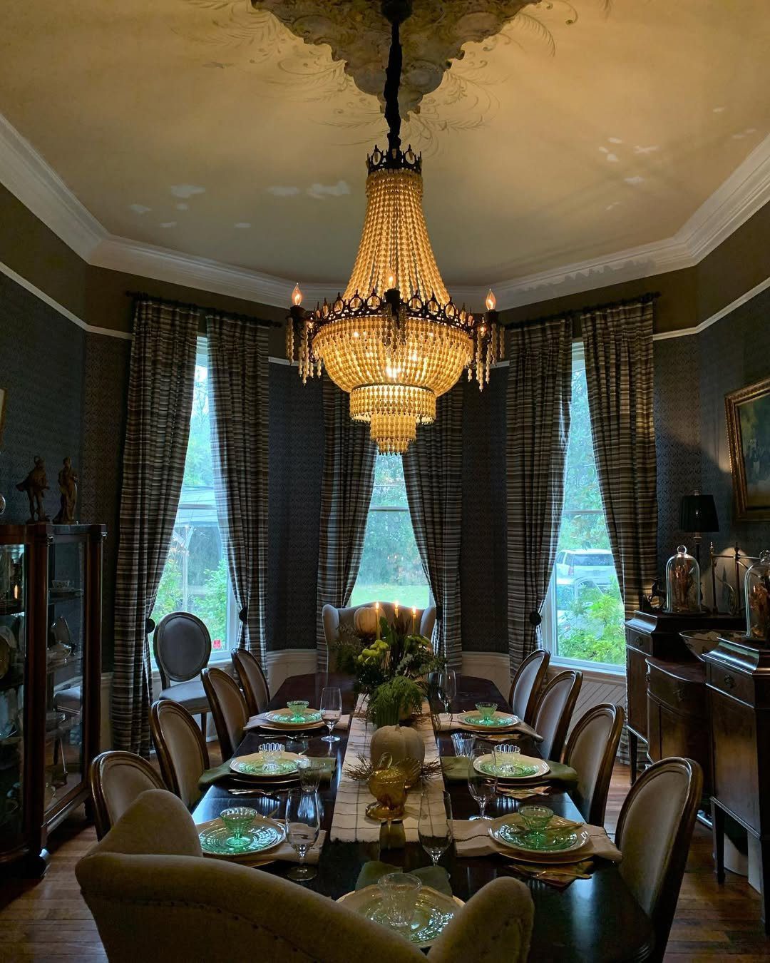 Victorian Dining Rooms That Will Stun You in 2025 9 Victorian Grandeur With A Dramatic Glow