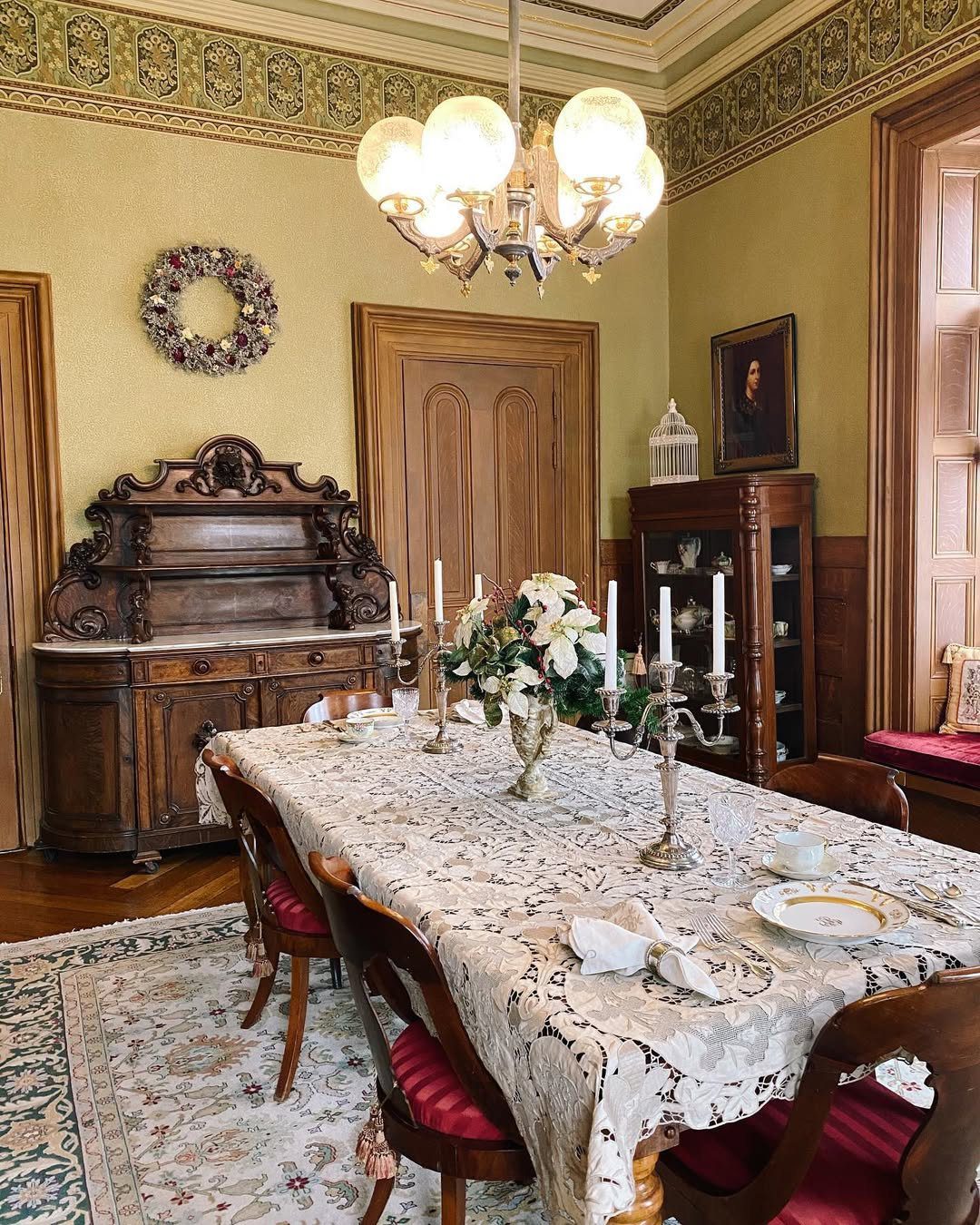 Victorian Dining Rooms That Will Stun You in 2025 14 Timeless Victorian Elegance With Ornate Details