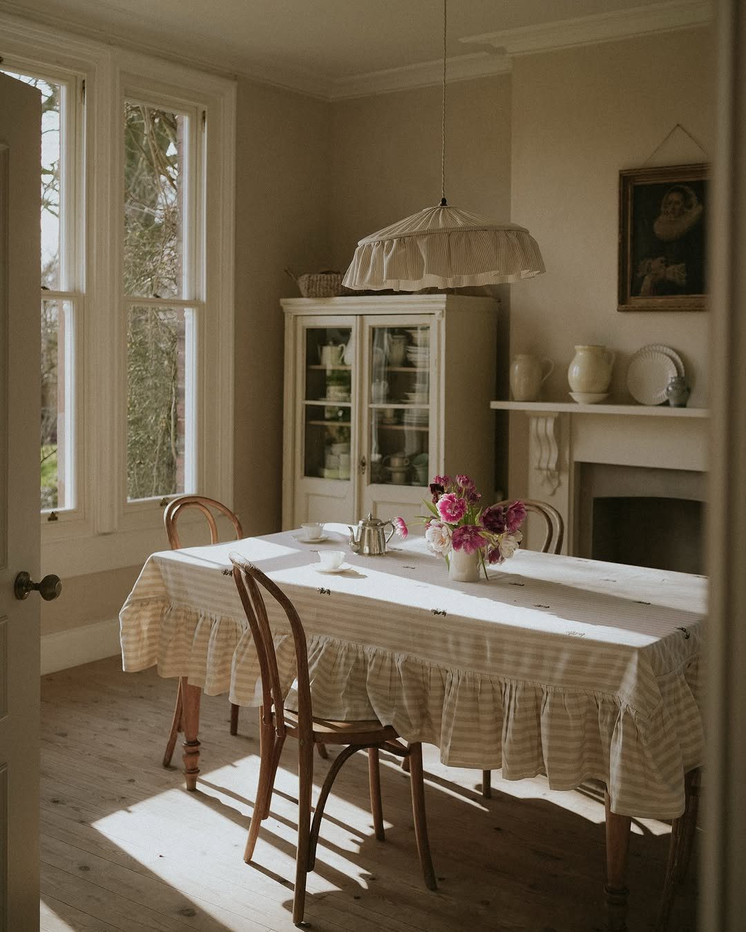 Victorian Dining Rooms That Will Stun You in 2025 16 Soft Vintage Elegance With Timeless Charm
