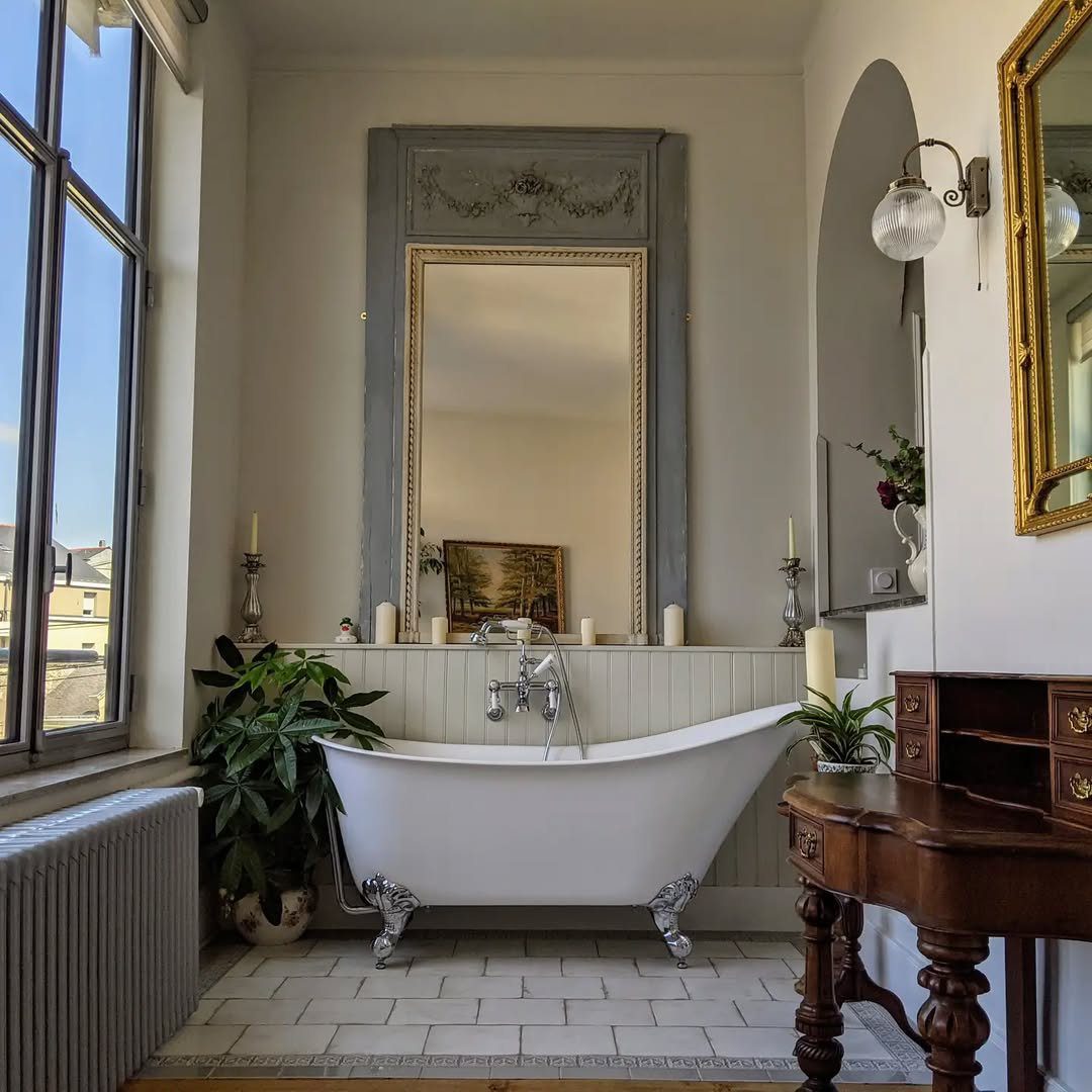 Victorian Bathrooms That Will Make You Swoon in 2025 1 Clawfoot Tub Elegance In Victorian Style