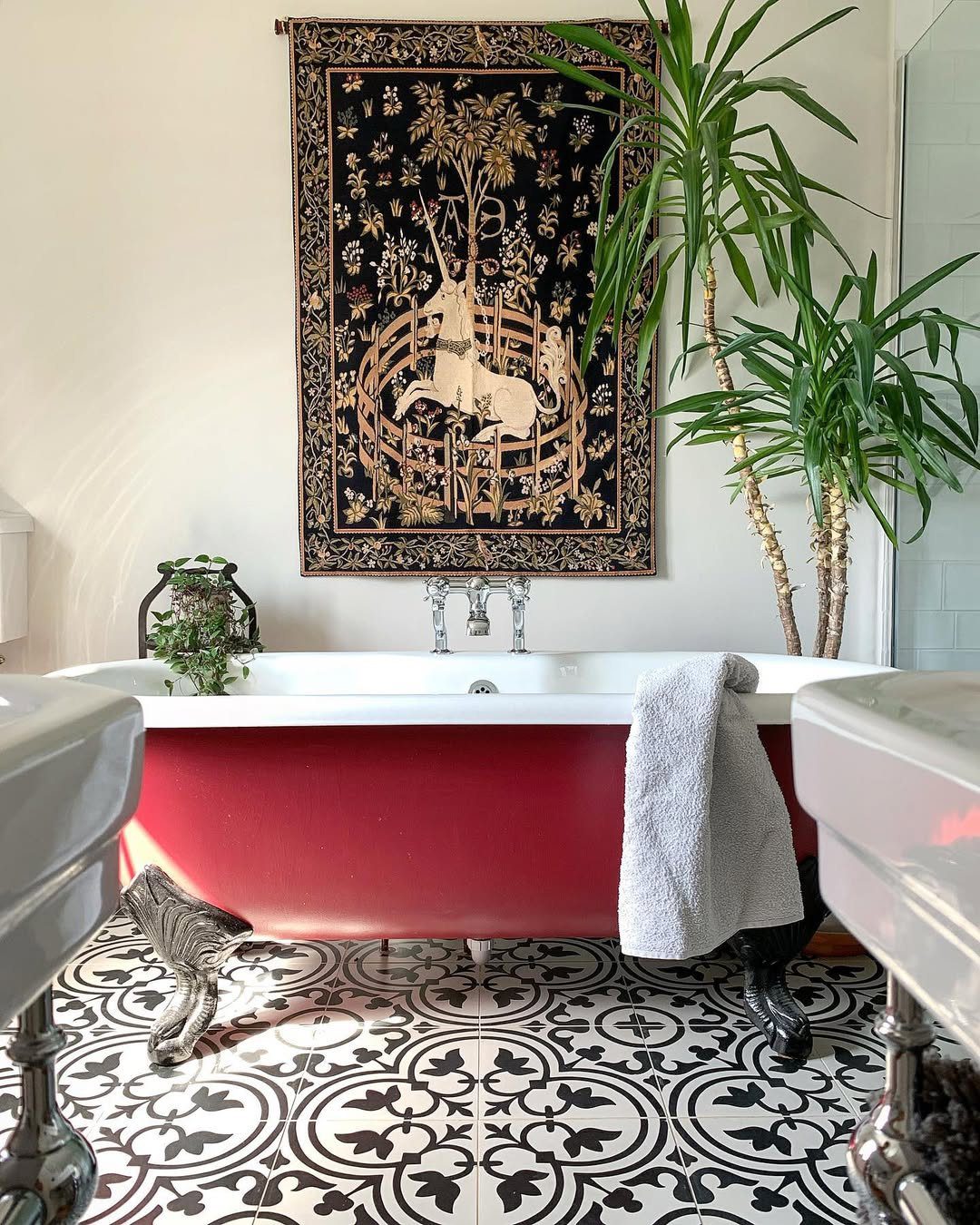 Victorian Bathrooms That Will Make You Swoon in 2025 7 Regal Reds And Victorian Grandeur