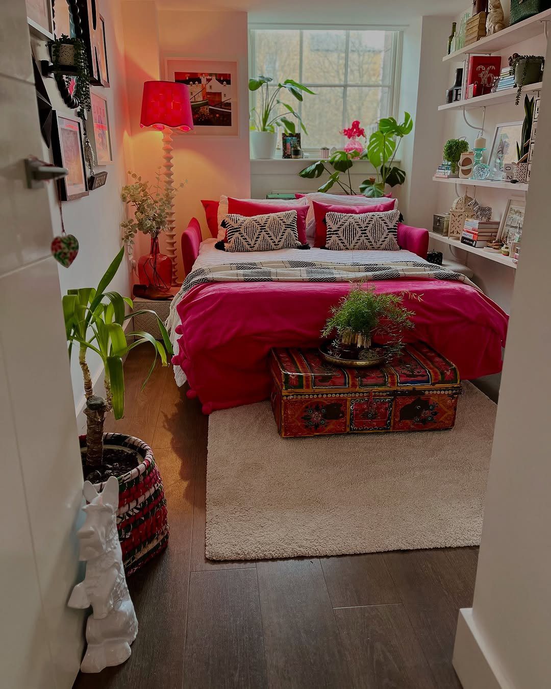 20 Jaw-Dropping Maximalist Bedrooms to Try in 2025! 11 word image 44781 12