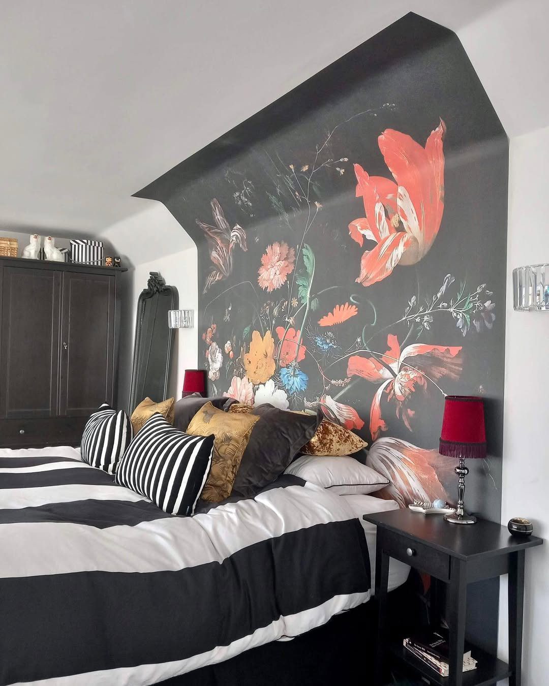 20 Jaw-Dropping Maximalist Bedrooms to Try in 2025! 15 word image 44781 16