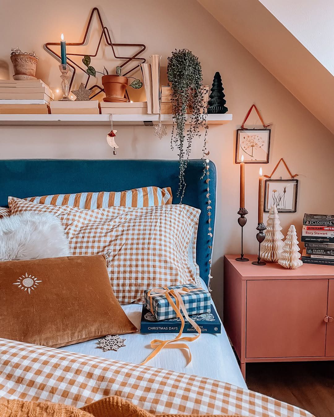 20 Jaw-Dropping Maximalist Bedrooms to Try in 2025! 16 word image 44781 17