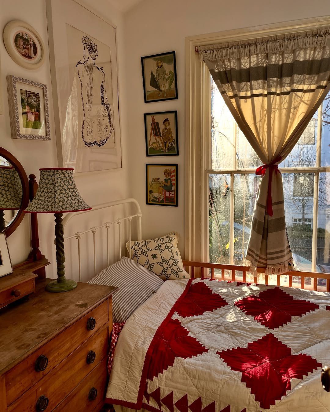 20 Jaw-Dropping Maximalist Bedrooms to Try in 2025! 18 word image 44781 19
