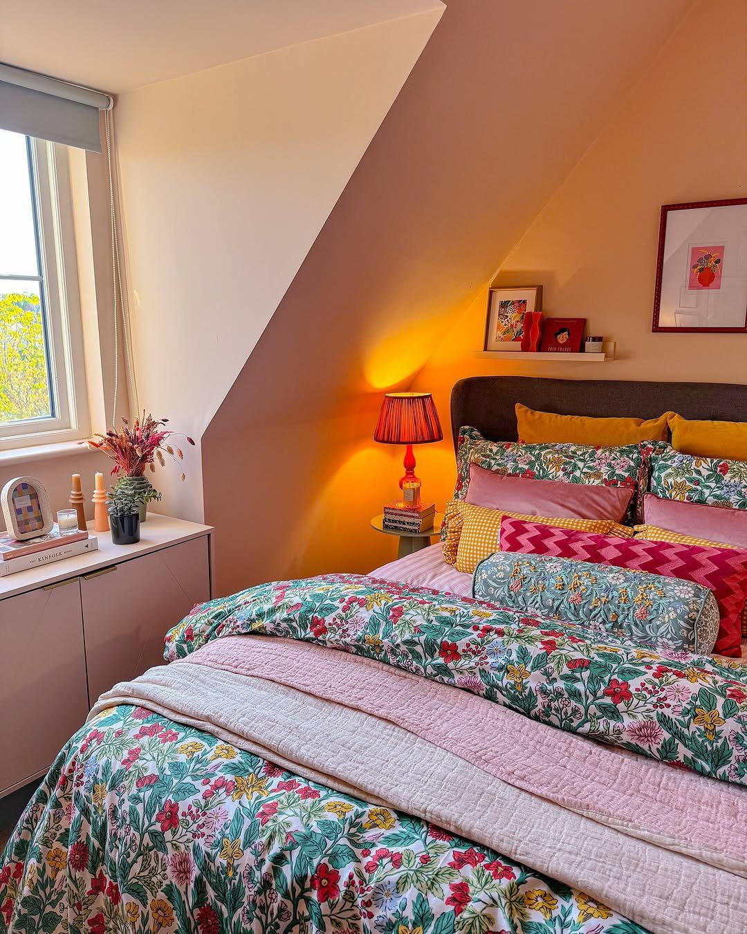 20 Jaw-Dropping Maximalist Bedrooms to Try in 2025! 1 Bold Patterns And Lush Layers