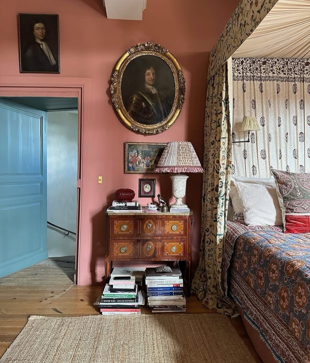 20 Jaw-Dropping Maximalist Bedrooms to Try in 2025! 20 Antique Elegance With Maximalist Flair