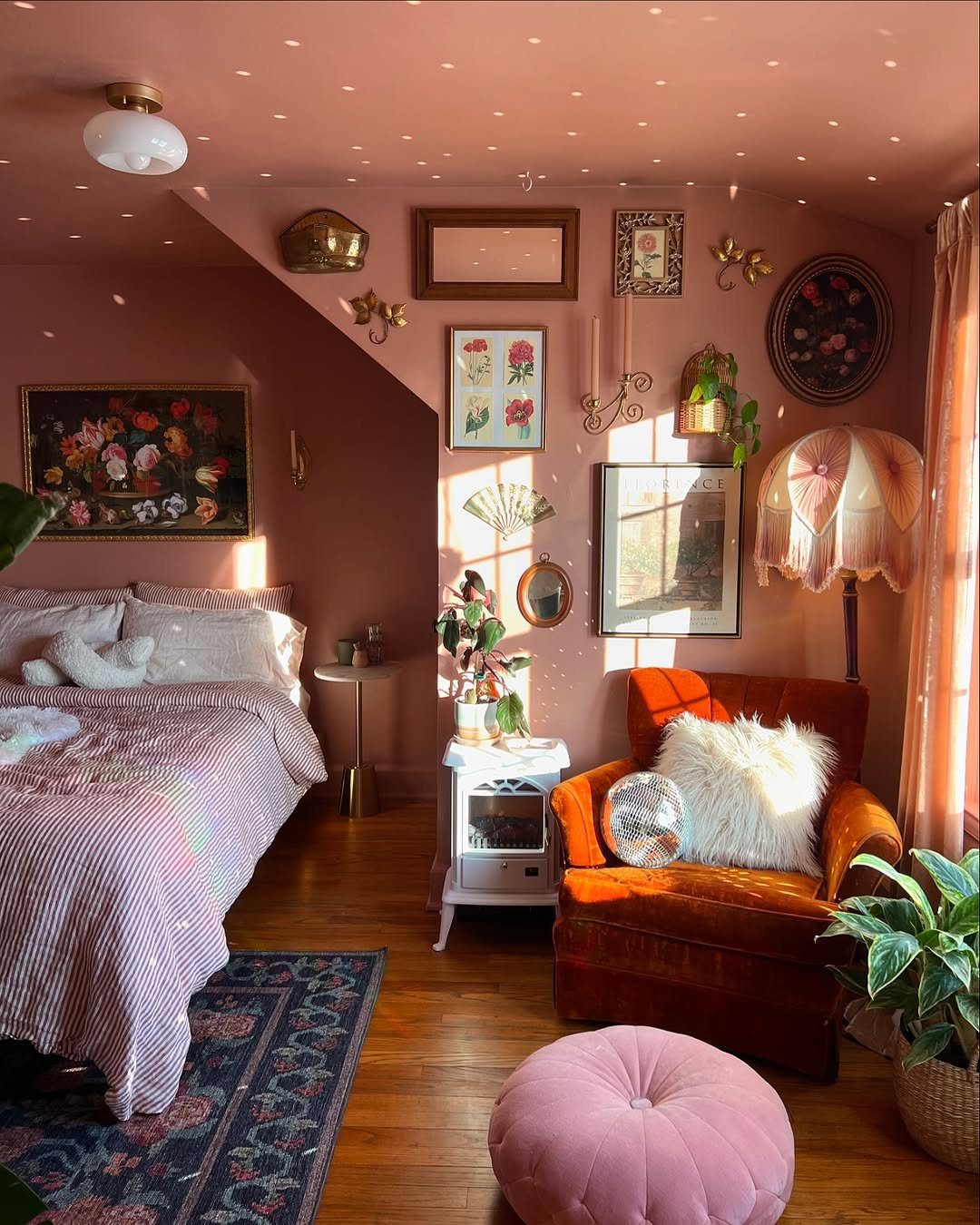 20 Jaw-Dropping Maximalist Bedrooms to Try in 2025! 2 Romantic Hues And Vintage Whimsy