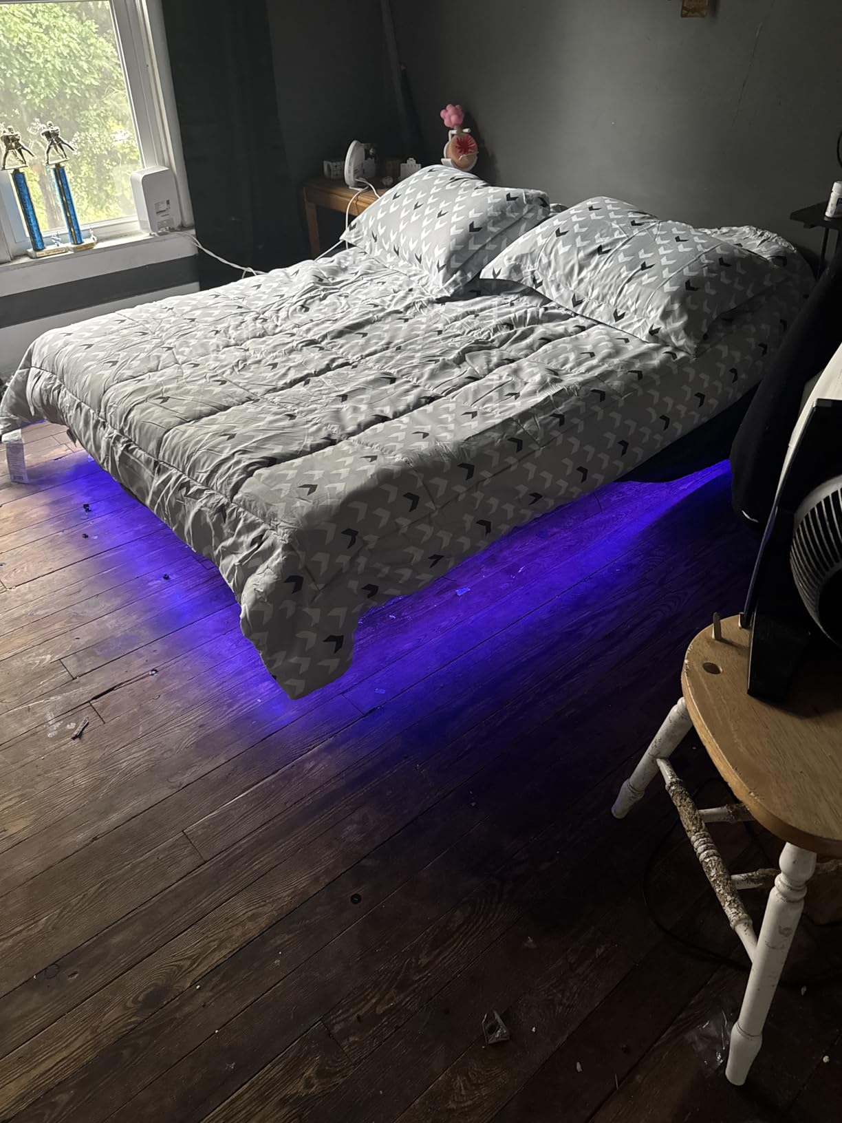 King Size Floating Bed Frame with Smart LED Lights and USB Charging Station, Modern Sturdy Metal Platform, Noise Free, No Box Spring Needed Easy Assembly Customer Review King Size Floating Bed Frame with Smart LED Lights and USB Charging Station, Modern Sturdy Metal Platform, Noise Free, No Box Spring Needed Easy Assembly - Customer Photo 1