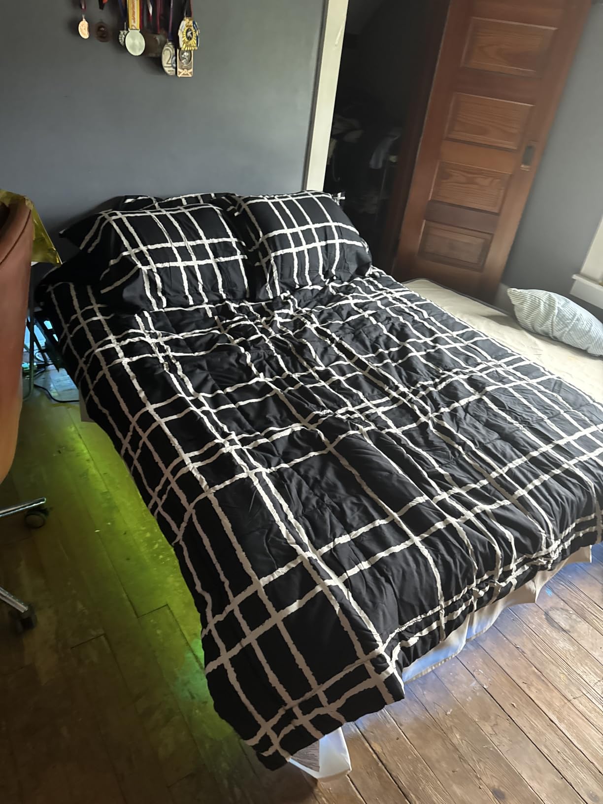 King Size Floating Bed Frame with Smart LED Lights and USB Charging Station, Modern Sturdy Metal Platform, Noise Free, No Box Spring Needed Easy Assembly Customer Review King Size Floating Bed Frame with Smart LED Lights and USB Charging Station, Modern Sturdy Metal Platform, Noise Free, No Box Spring Needed Easy Assembly - Customer Photo 2