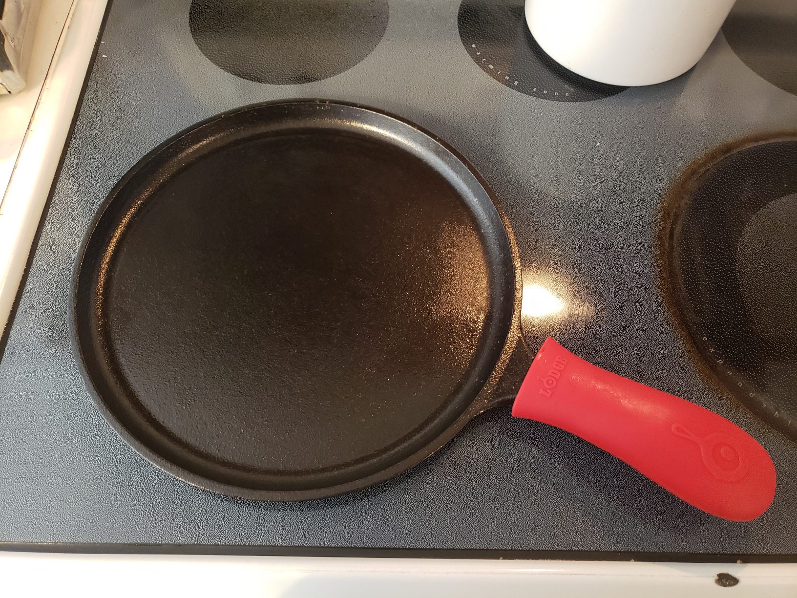 Lodge L9OG3 Cast Iron Round Griddle, Pre-Seasoned, 10.5-inch - Made in USA, Compatible with Stovetop, Oven, Grill & Campfire Customer Review Lodge L9OG3 Cast Iron Round Griddle, Pre-Seasoned, 10.5-inch - Made in USA, Compatible with Stovetop, Oven, Grill & Campfire - Customer Photo 2