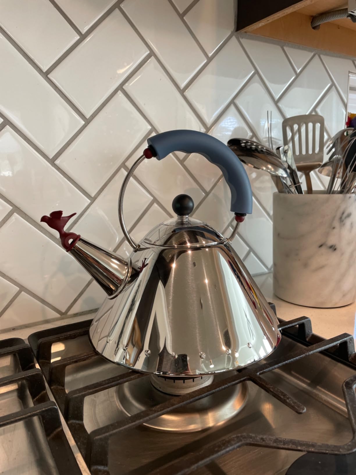 Alessi 9093 B - Design Kettle with Handle and Bird-Shaped Whistle, Stainless Steel and PA, Black Customer Review Alessi 9093 B - Design Kettle with Handle and Bird-Shaped Whistle, Stainless Steel and PA, Black - Customer Photo 1