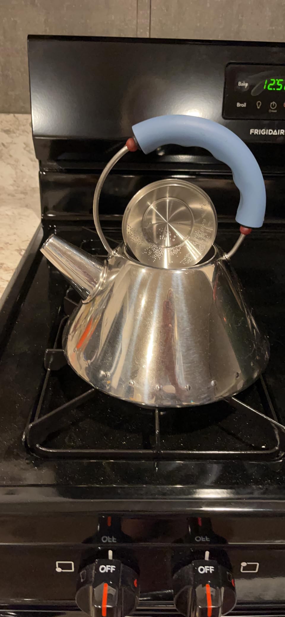 Alessi 9093 B - Design Kettle with Handle and Bird-Shaped Whistle, Stainless Steel and PA, Black Customer Review Alessi 9093 B - Design Kettle with Handle and Bird-Shaped Whistle, Stainless Steel and PA, Black - Customer Photo 2