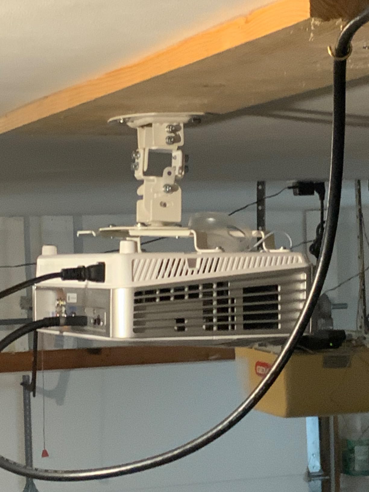 VIVO Universal Adjustable Ceiling Projector Mount for Regular and Mini Projectors with Extending Arms, White, MOUNT-VP01W Customer Review VIVO Universal Adjustable Ceiling Projector Mount for Regular and Mini Projectors with Extending Arms, White, MOUNT-VP01W - Customer Photo 1