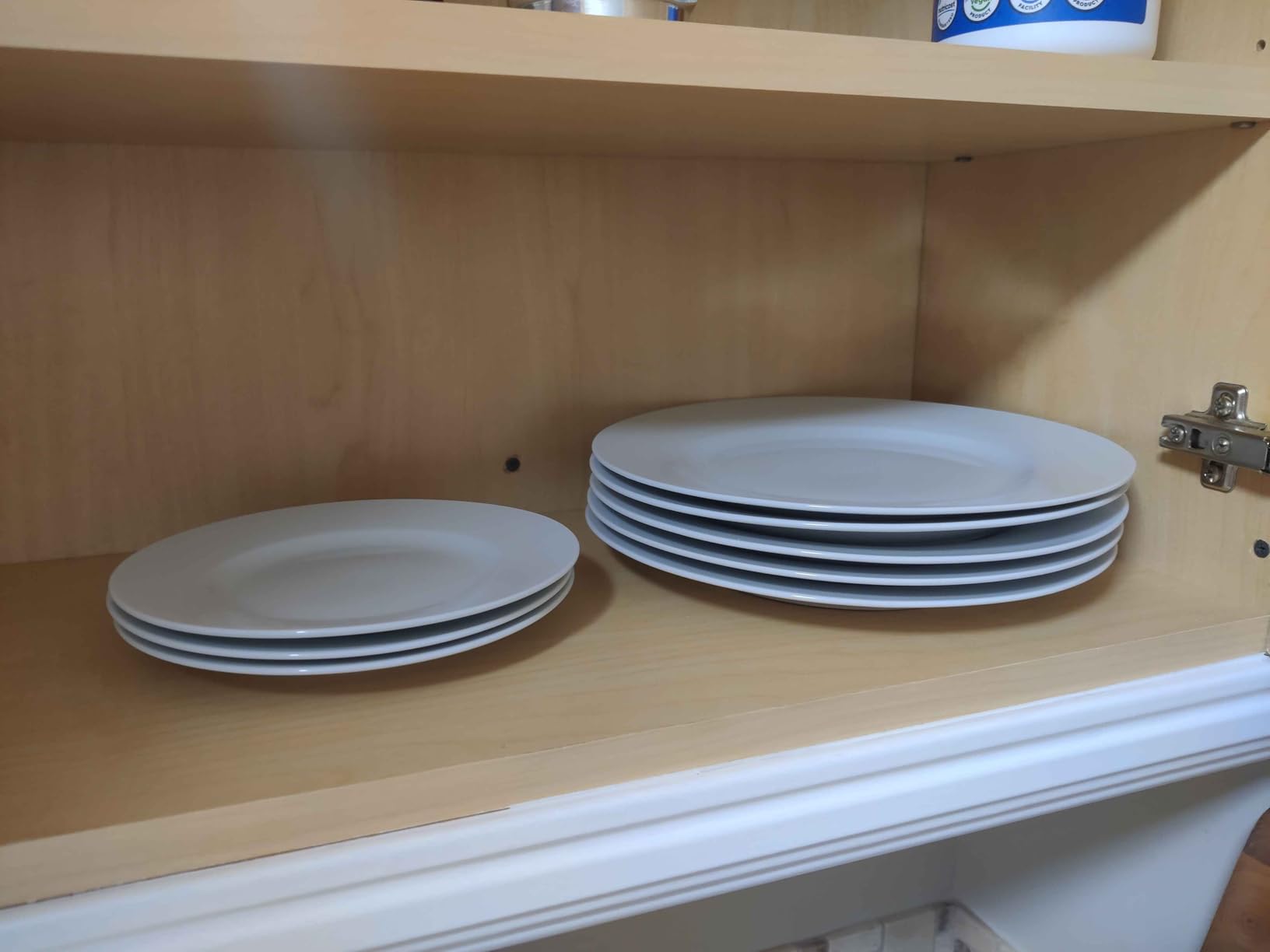 Amazon Basics Kitchen Dinnerware Set, Microwave and Dishwasher Safe, Plates, Bowls, Service for 6, 18-Piece, White Customer Review Amazon Basics Kitchen Dinnerware Set, Microwave and Dishwasher Safe, Plates, Bowls, Service for 6, 18-Piece, White - Customer Photo 1