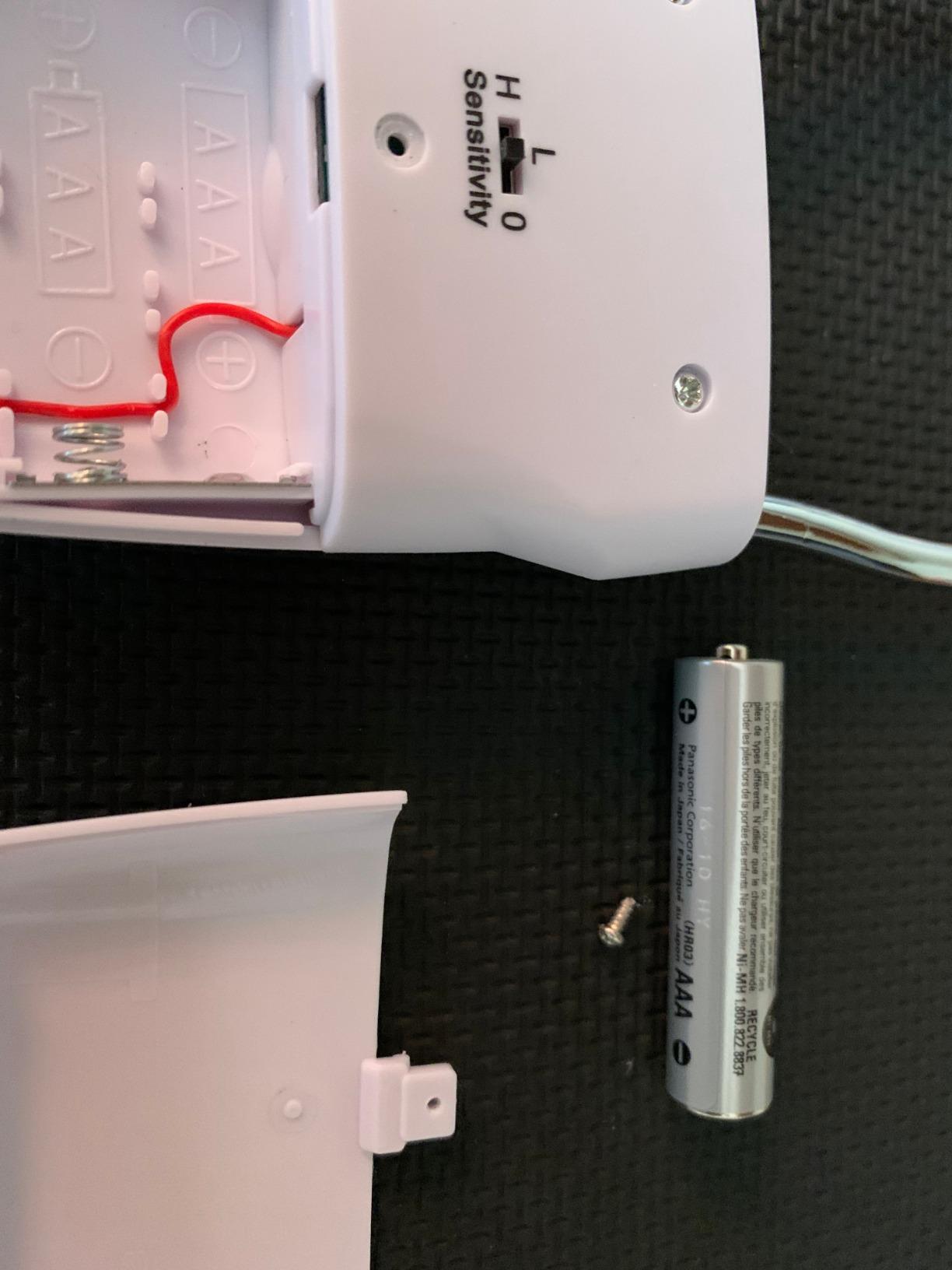 SABRE 110dB Door Handle Alarm, Extremely Loud Wireless Alarm Audible Up To 680 Ft Away, Hangs Off Door Knob or Handle, Vibration-Triggered Home Security Alarm, 3 Adjustable Settings, Great for Travel Customer Review SABRE 110dB Door Handle Alarm, Extremely Loud Wireless Alarm Audible Up To 680 Ft Away, Hangs Off Door Knob or Handle, Vibration-Triggered Home Security Alarm, 3 Adjustable Settings, Great for Travel - Customer Photo 1