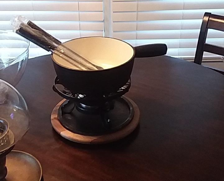 Artestia Cast Iron Fondue Pot Set – Swiss Traditional 2L Cheese & Chocolate Fondue Pot for 4-6 People – Ideal for Melting Cheese, Chocolates, Caramel, & More (Black) Customer Review Artestia Cast Iron Fondue Pot Set – Swiss Traditional 2L Cheese & Chocolate Fondue Pot for 4-6 People – Ideal for Melting Cheese, Chocolates, Caramel, & More (Black) - Customer Photo 2