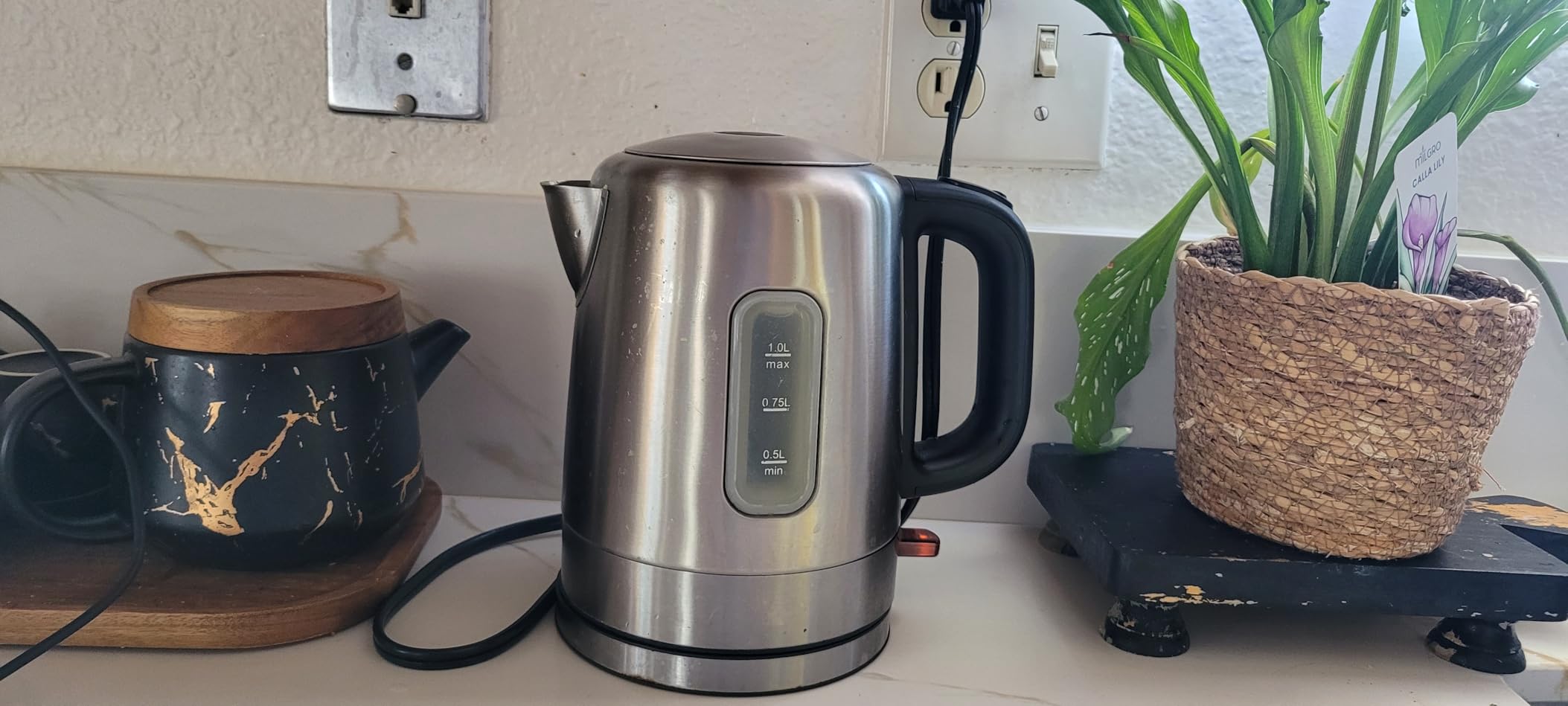 Amazon Basics Electric Stainless Steel Kettle for Tea and Coffee, BPA-Free, Fast Boiling, Auto Shut-Off, 1.1 Quarts, 1500W, Black and Silver Customer Review Amazon Basics Electric Stainless Steel Kettle for Tea and Coffee, BPA-Free, Fast Boiling, Auto Shut-Off, 1.1 Quarts, 1500W, Black and Silver - Customer Photo 1