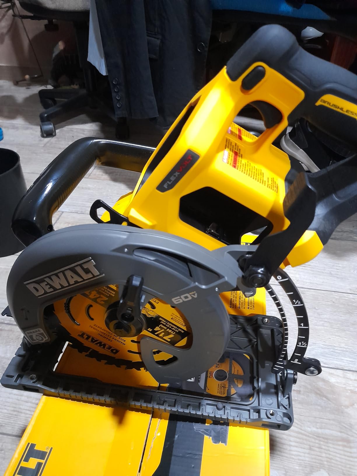 DEWALT FLEXVOLT 60V MAX* Circular Saw for Framing, 7-1/4-Inch, Tool Only Customer Review DEWALT FLEXVOLT 60V MAX* Circular Saw for Framing, 7-1/4-Inch, Tool Only - Customer Photo 1