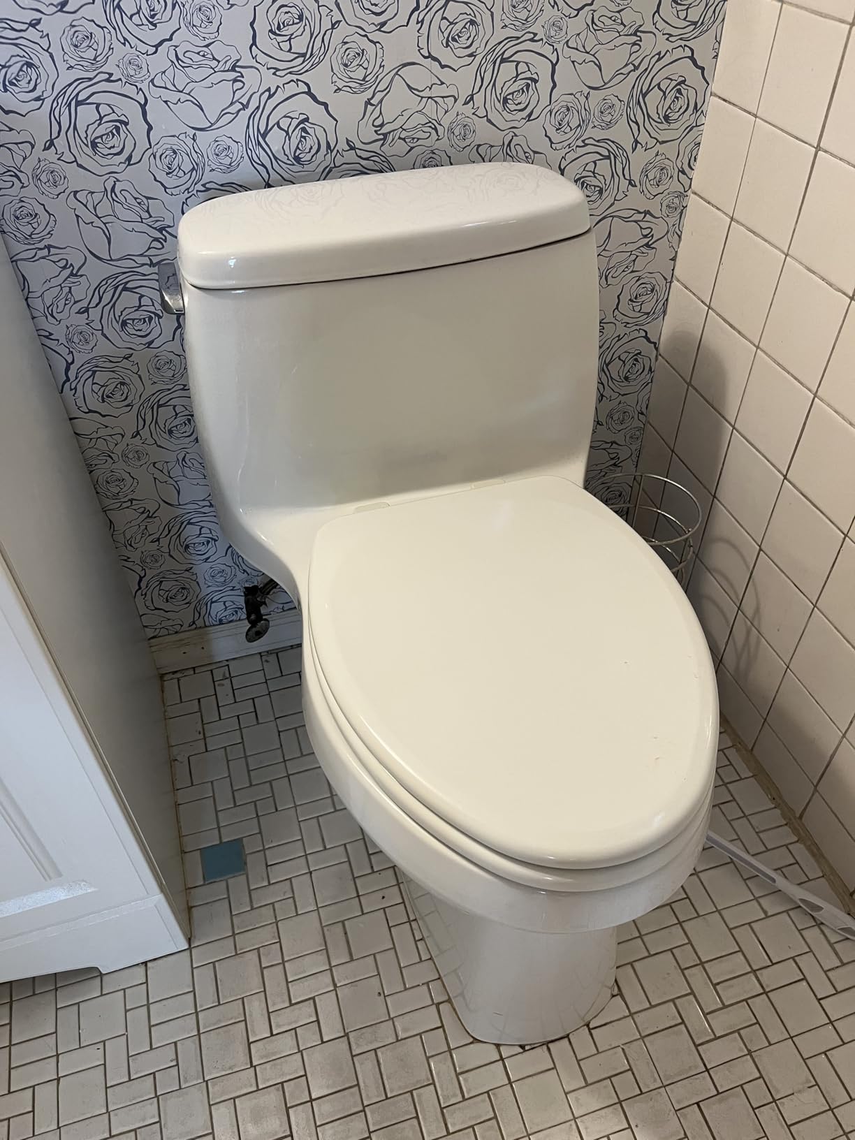 Mayfair Linden Slow Close Toilet Seat, Non Slip Heavy Duty Wood, Easy Install, Elongated, White Customer Review Mayfair Linden Slow Close Toilet Seat, Non Slip Heavy Duty Wood, Easy Install, Elongated, White - Customer Photo 2