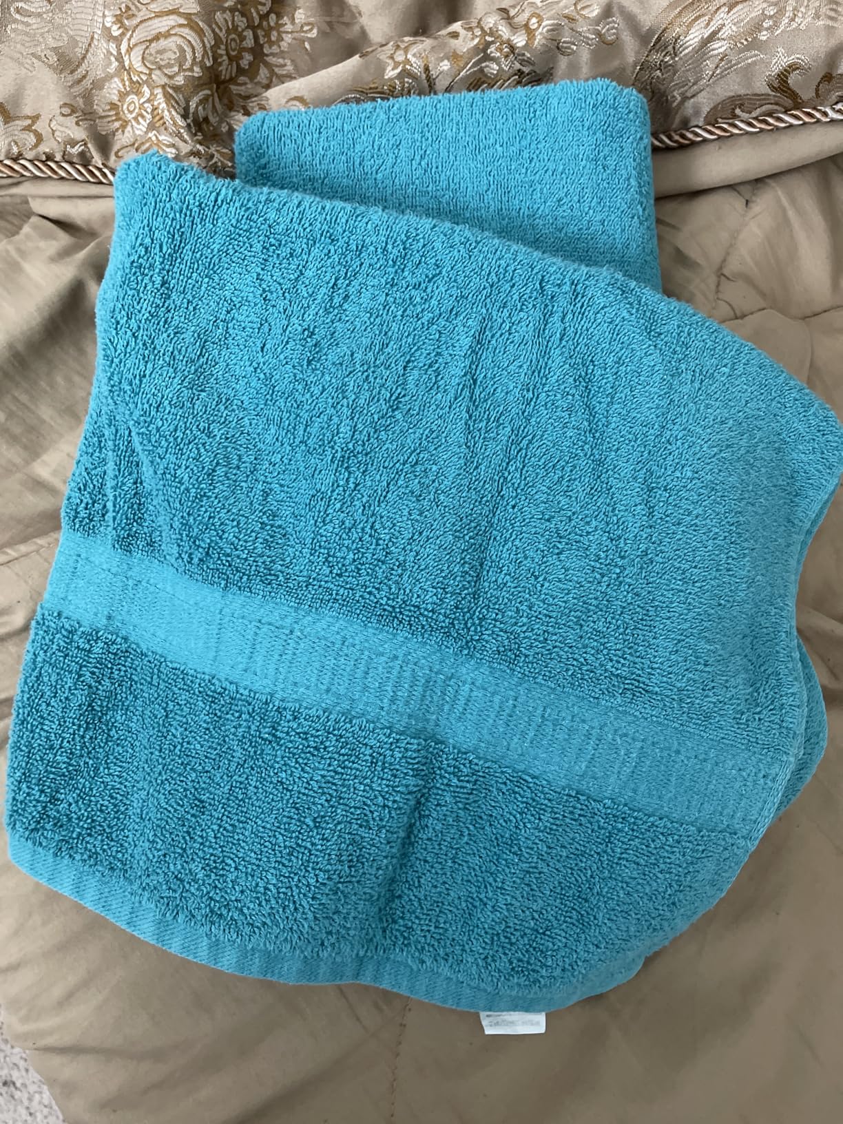 Amazon Basics 6 Piece hand towels for bathroom, Fade Resistant 100% Cotton Hand Towels, soft absorbent bathroom hand towels 6 - Pack (26''x16''), White Customer Review Amazon Basics 6 Piece hand towels for bathroom, Fade Resistant 100% Cotton Hand Towels, soft absorbent bathroom hand towels 6 - Pack (26''x16''), White - Customer Photo 1