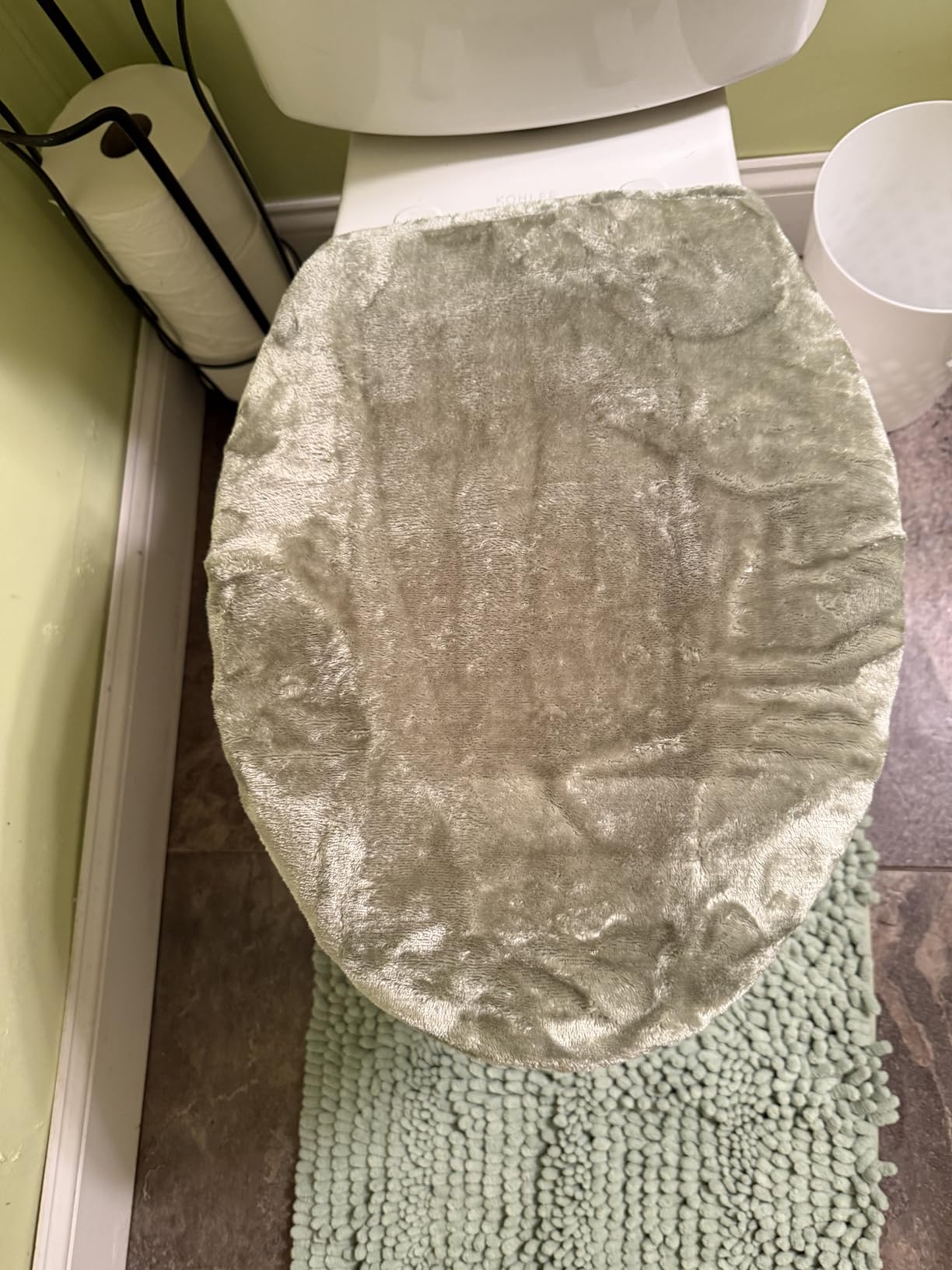 GORILLA GRIP Soft Chenille Bathroom Toilet Lid Cover, Machine Washable Seat Covers, 19.5x18.5, Stays in Place Rubber Backing, Fits Most Round, Elongated and Oblong Lids, Accessories Decor, Gray Customer Review GORILLA GRIP Soft Chenille Bathroom Toilet Lid Cover, Machine Washable Seat Covers, 19.5x18.5, Stays in Place Rubber Backing, Fits Most Round, Elongated and Oblong Lids, Accessories Decor, Gray - Customer Photo 1
