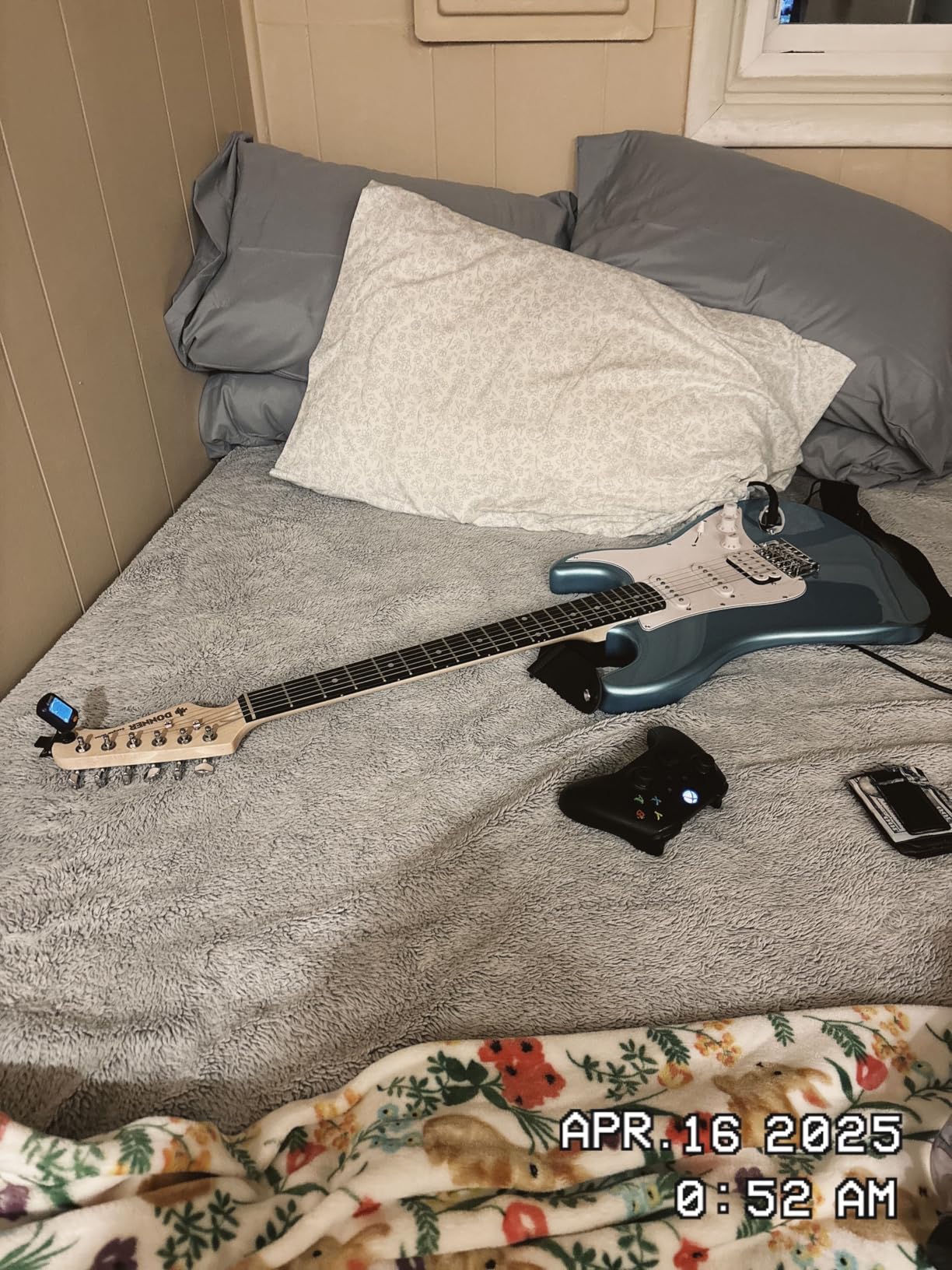 Donner DST-100S 39 Inch Full Size Electric Guitar Kit Solid Body Sunburst, Beginner Starter, with Amplifier, Bag, Capo, Strap, String, Tuner, Cable, Picks Customer Review Donner DST-100S 39 Inch Full Size Electric Guitar Kit Solid Body Sunburst, Beginner Starter, with Amplifier, Bag, Capo, Strap, String, Tuner, Cable, Picks - Customer Photo 1
