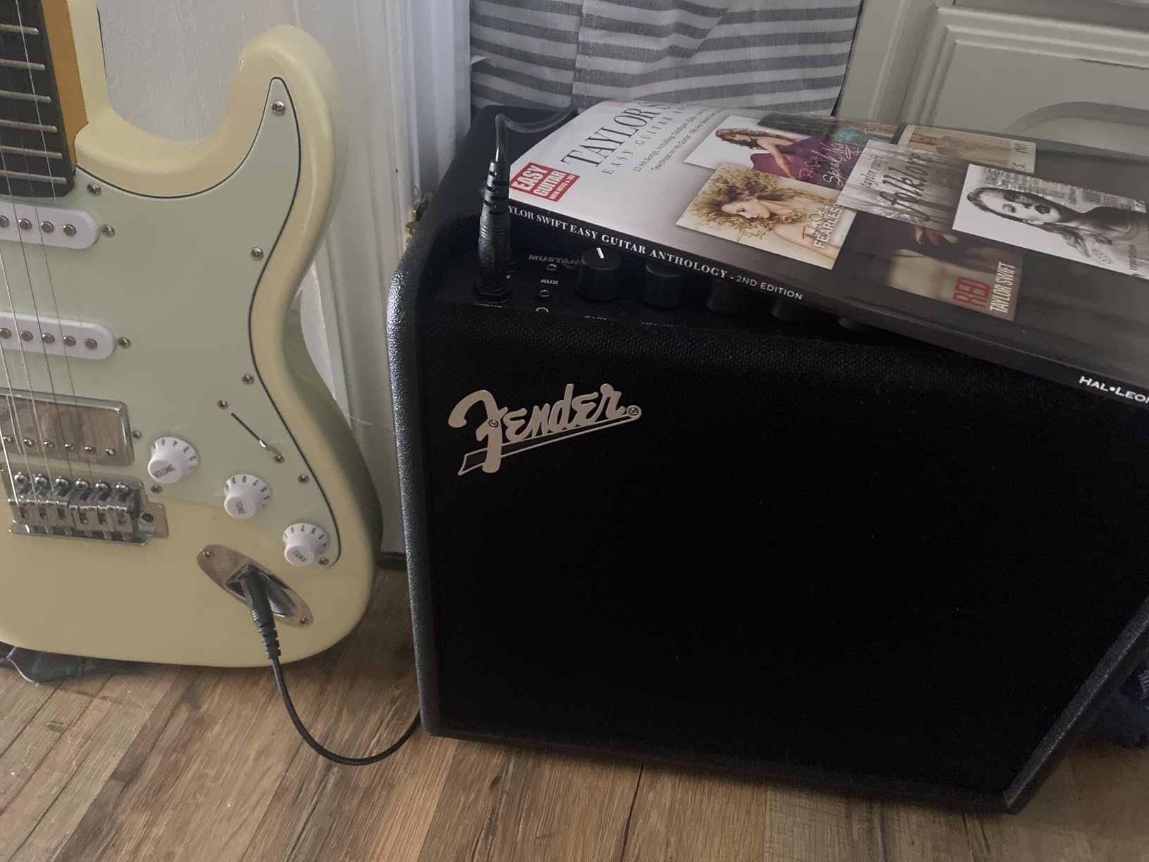 Fender Mustang LT25 Guitar Amp, 25-Watt Combo Amp, with 2-Year Warranty, 30 Preset Effects with USB Audio Interface for Recording Customer Review Fender Mustang LT25 Guitar Amp, 25-Watt Combo Amp, with 2-Year Warranty, 30 Preset Effects with USB Audio Interface for Recording - Customer Photo 2
