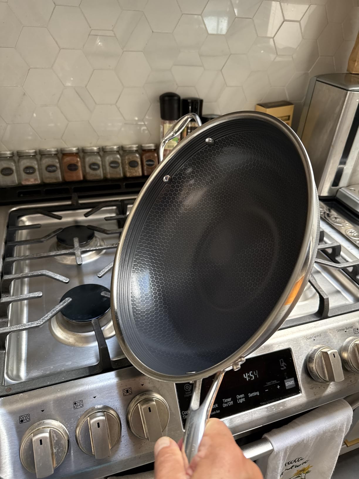 HexClad Hybrid Nonstick 12-Inch Wok, Stay-Cool Handle, Dishwasher-Friendly, Oven-Safe Up to 900°F, Induction Ready, Compatible with All Cooktops Customer Review HexClad Hybrid Nonstick 12-Inch Wok, Stay-Cool Handle, Dishwasher-Friendly, Oven-Safe Up to 900°F, Induction Ready, Compatible with All Cooktops - Customer Photo 1