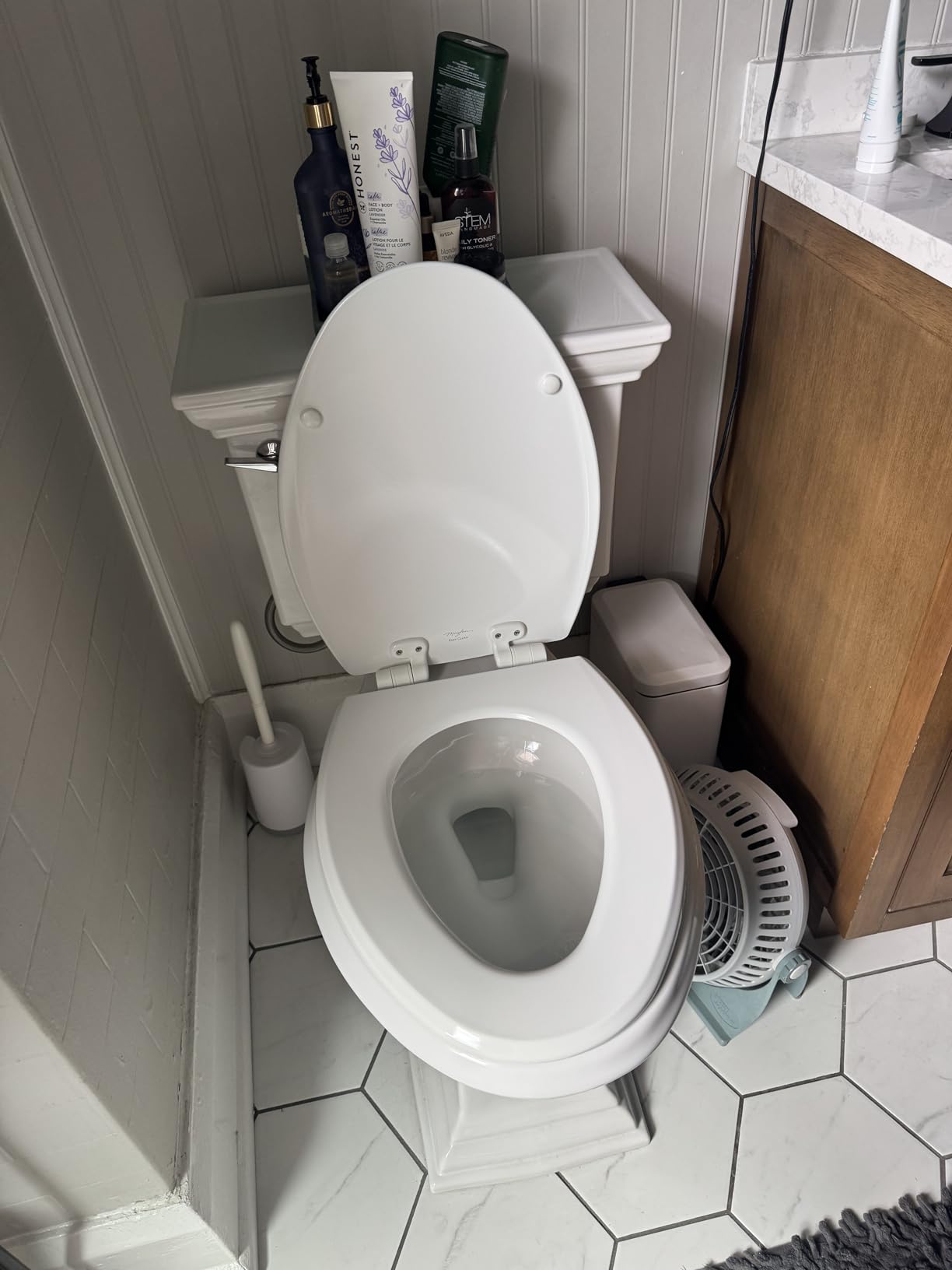 Mayfair Cassel Slow Close Toilet Seat, Easy Clean, Non Slip Premium Wood Seat, Easy Install, Made in USA, Round, White Customer Review Mayfair Cassel Slow Close Toilet Seat, Easy Clean, Non Slip Premium Wood Seat, Easy Install, Made in USA, Round, White - Customer Photo 2