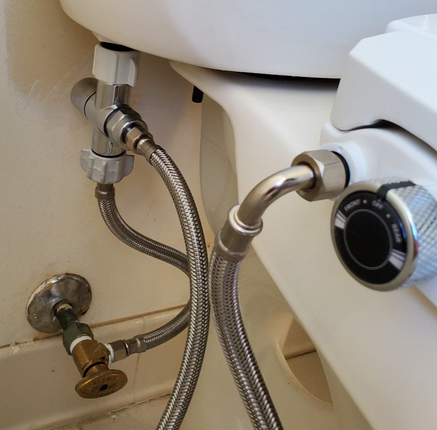 Brondell Swash Bidet Toilet Seat, Non-Electric, Dual Temperature, Fits Round Toilets, White – Dual Nozzle System – with Easy Installation Customer Review Brondell Swash Bidet Toilet Seat, Non-Electric, Dual Temperature, Fits Round Toilets, White – Dual Nozzle System – with Easy Installation - Customer Photo 1
