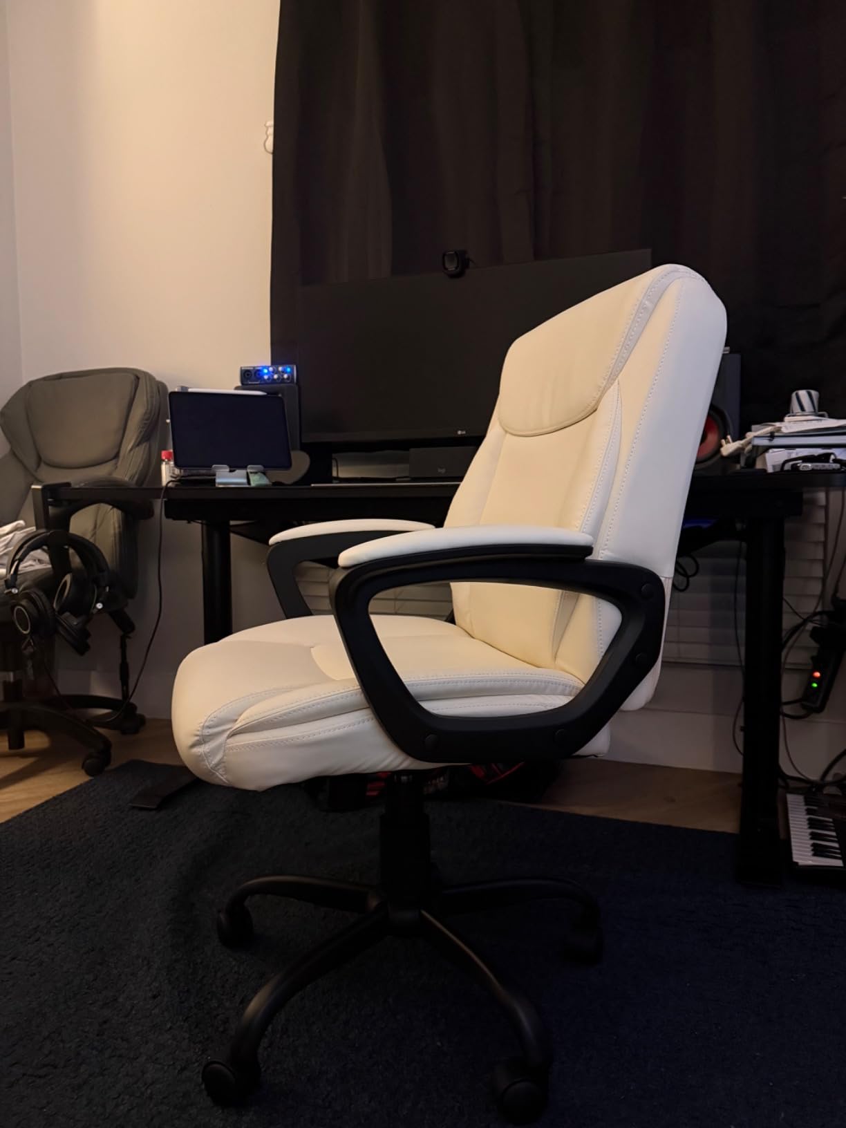 Amazon Basics Classic Puresoft PU Padded Mid-Back Height Adjustable Office Computer Desk Chair with Armrest Customer Review Amazon Basics Classic Puresoft PU Padded Mid-Back Height Adjustable Office Computer Desk Chair with Armrest - Customer Photo 2