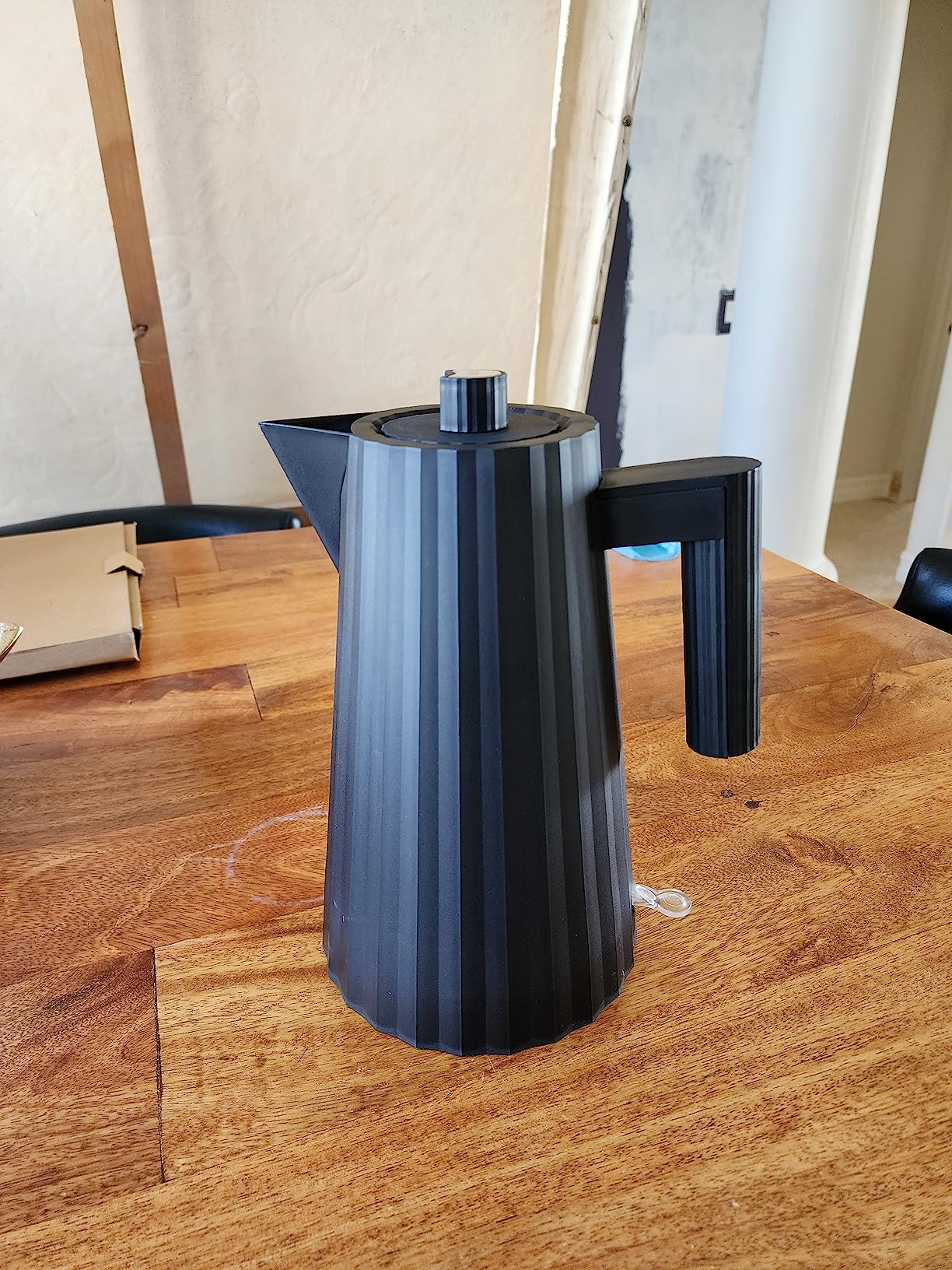Alessi Plissé MDL06B/USA - Electric Kettle in Thermoplastic Resin, US Plug 1500W, 57.5 fl oz, Black Customer Review Alessi Plissé MDL06B/USA - Electric Kettle in Thermoplastic Resin, US Plug 1500W, 57.5 fl oz, Black - Customer Photo 2