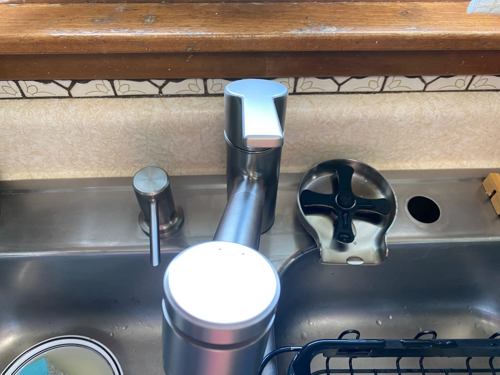 Moen Sombra Spot Resist Stainless Single-Handle Pull-Out Sprayer Kitchen Faucet with Soap Dispenser and Power Clean, 87701SRS Customer Review Moen Sombra Spot Resist Stainless Single-Handle Pull-Out Sprayer Kitchen Faucet with Soap Dispenser and Power Clean, 87701SRS - Customer Photo 1