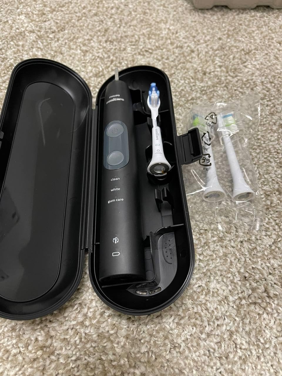 Philips Sonicare ProtectiveClean 5300 Rechargeable Electric Toothbrush, with Pressure Sensor, 3 Cleaning Modes, SmarTimer and QuadPacer, with 2 Bonus Brush Heads, Travel Case, Black, Model HX6423/34 Customer Review Philips Sonicare ProtectiveClean 5300 Rechargeable Electric Toothbrush, with Pressure Sensor, 3 Cleaning Modes, SmarTimer and QuadPacer, with 2 Bonus Brush Heads, Travel Case, Black, Model HX6423/34 - Customer Photo 3