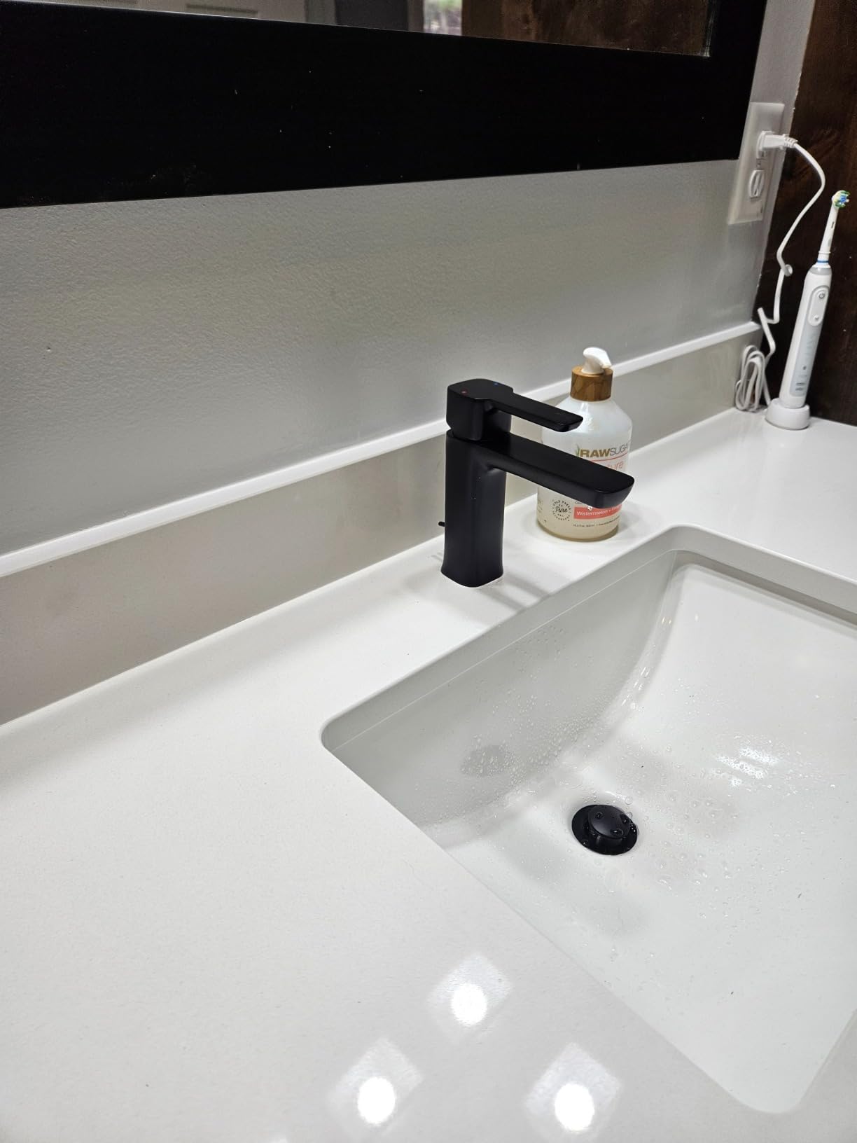 Delta Modern Matte Black Bathroom Faucet 1 Hole, Single Hole Bathroom Sink Faucet for Vanity, Push-Pop Drain Assembly, Matte Black 581LF-BLGPM-PP Customer Review Delta Modern Matte Black Bathroom Faucet 1 Hole, Single Hole Bathroom Sink Faucet for Vanity, Push-Pop Drain Assembly, Matte Black 581LF-BLGPM-PP - Customer Photo 1