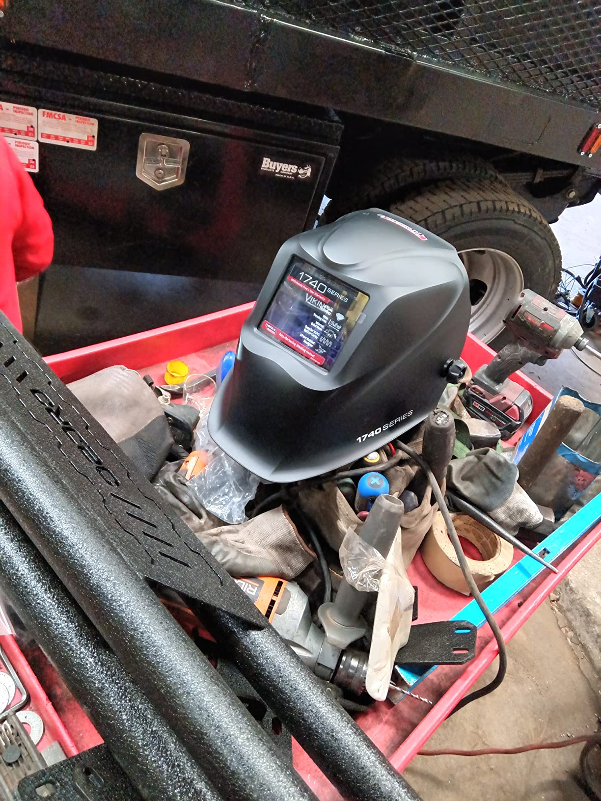 Lincoln Electric VIKING 1740 Auto-Darkening Welding Helmet, Matte Black – 4C Lens Tech, 1/1/1/1 Optics, 6.3 sq in View, Shade 9-13, Solar & Battery Powered, Model K3282-3 Customer Review Lincoln Electric VIKING 1740 Auto-Darkening Welding Helmet, Matte Black – 4C Lens Tech, 1/1/1/1 Optics, 6.3 sq in View, Shade 9-13, Solar & Battery Powered, Model K3282-3 - Customer Photo 1