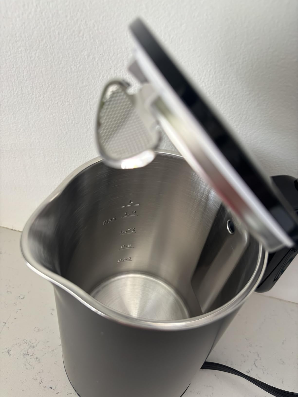 ZWILLING Enfinigy Cool Touch 1.5-Liter Electric Kettle Pro, Cordless Tea Kettle & Hot Water, Black Customer Review ZWILLING Enfinigy Cool Touch 1.5-Liter Electric Kettle Pro, Cordless Tea Kettle & Hot Water, Black - Customer Photo 1