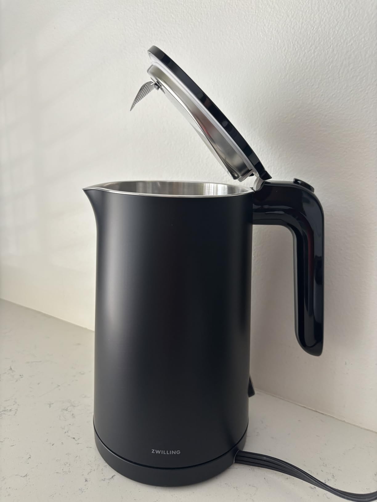 ZWILLING Enfinigy Cool Touch 1.5-Liter Electric Kettle Pro, Cordless Tea Kettle & Hot Water, Black Customer Review ZWILLING Enfinigy Cool Touch 1.5-Liter Electric Kettle Pro, Cordless Tea Kettle & Hot Water, Black - Customer Photo 2