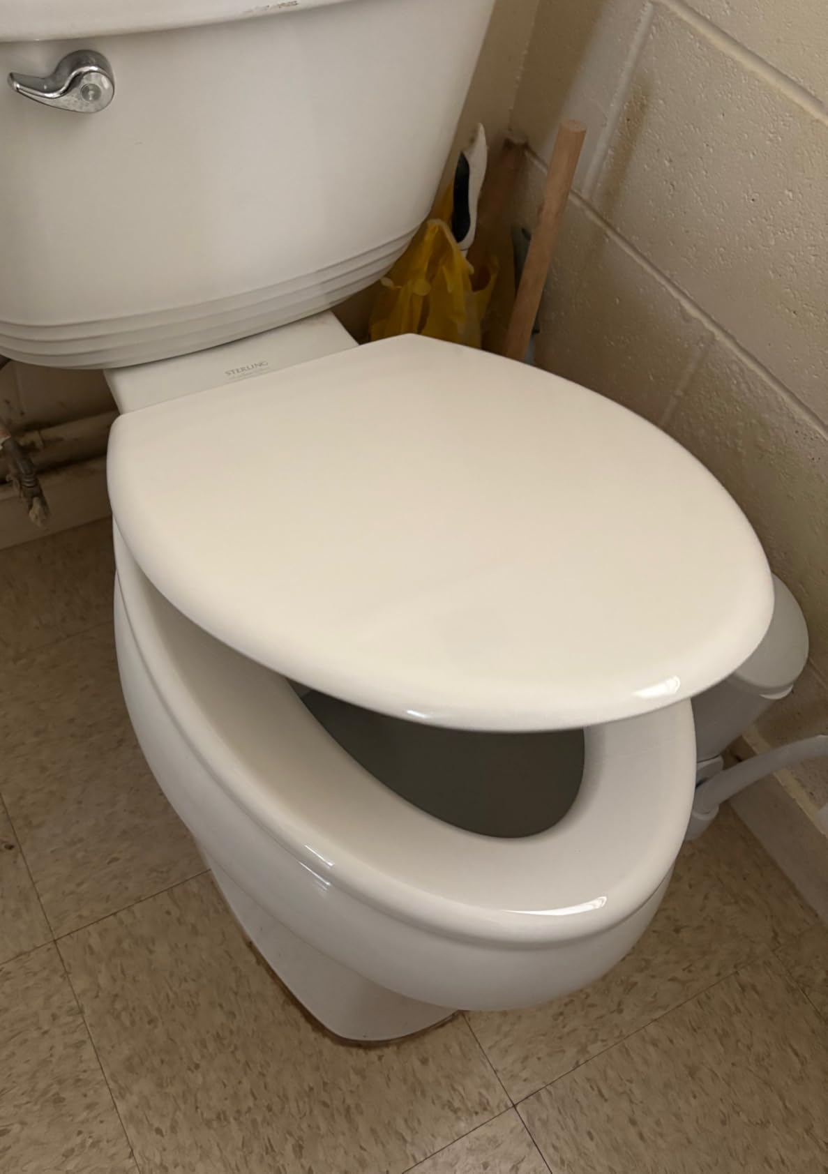 Slow Close Toilet Seat BR501-00 White Elongated, Stain-Resistant and Easy to Keep Clean, Heavy Duty Fits All Toilet Brands, Executive Series Customer Review Slow Close Toilet Seat BR501-00 White Elongated, Stain-Resistant and Easy to Keep Clean, Heavy Duty Fits All Toilet Brands, Executive Series - Customer Photo 1