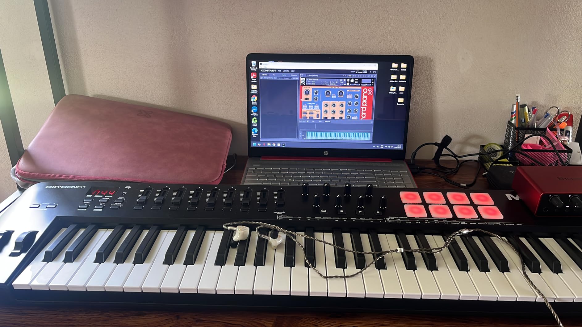 M-AUDIO Oxygen 61 (MKV) Key USB MIDI Keyboard Controller with Beat Pads, Smart Chord, Scale Modes, Arpeggiator and Native Instruments Sound Package (NKS Integration) Customer Review M-AUDIO Oxygen 61 (MKV) Key USB MIDI Keyboard Controller with Beat Pads, Smart Chord, Scale Modes, Arpeggiator and Native Instruments Sound Package (NKS Integration) - Customer Photo 1