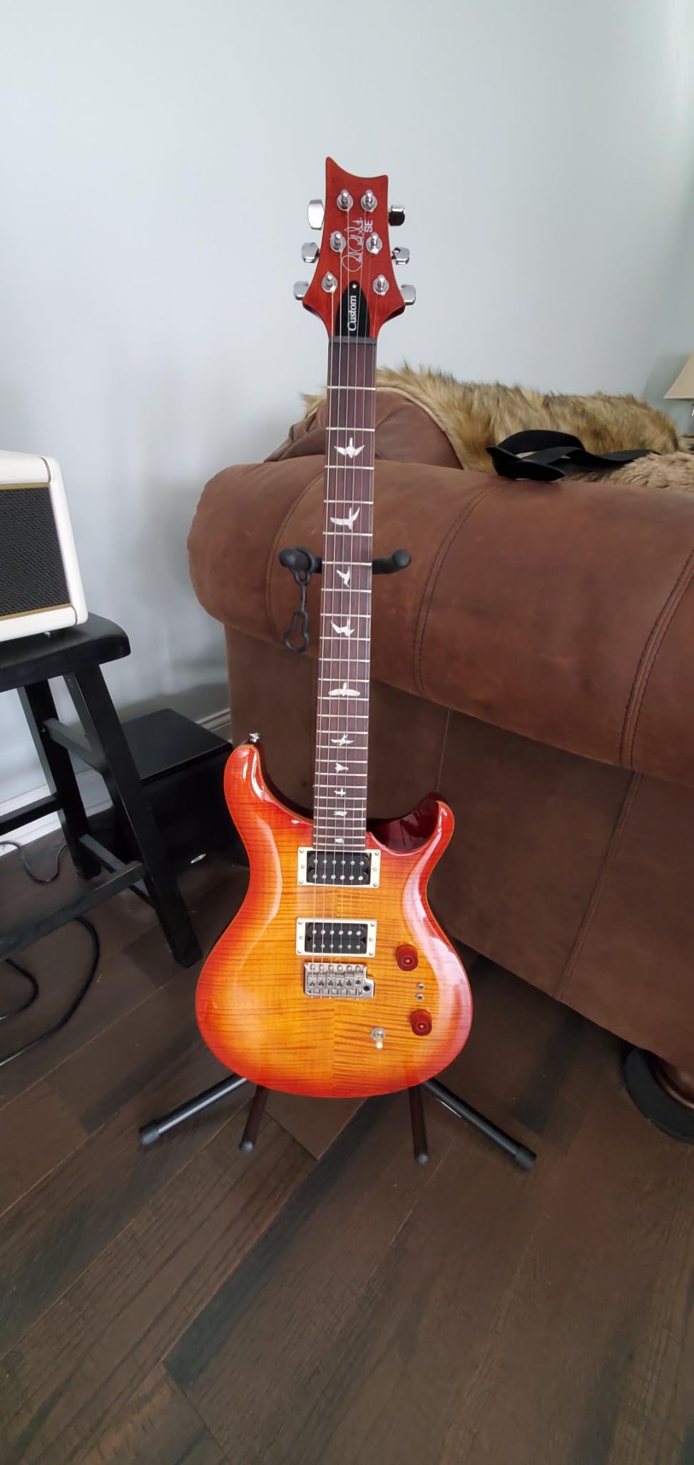 PRS Paul Reed Smith SE Custom 24-08 6 String Electric, Vintage Sunburst with Gigbag Customer Review PRS Paul Reed Smith SE Custom 24-08 6 String Electric, Vintage Sunburst with Gigbag - Customer Photo 1