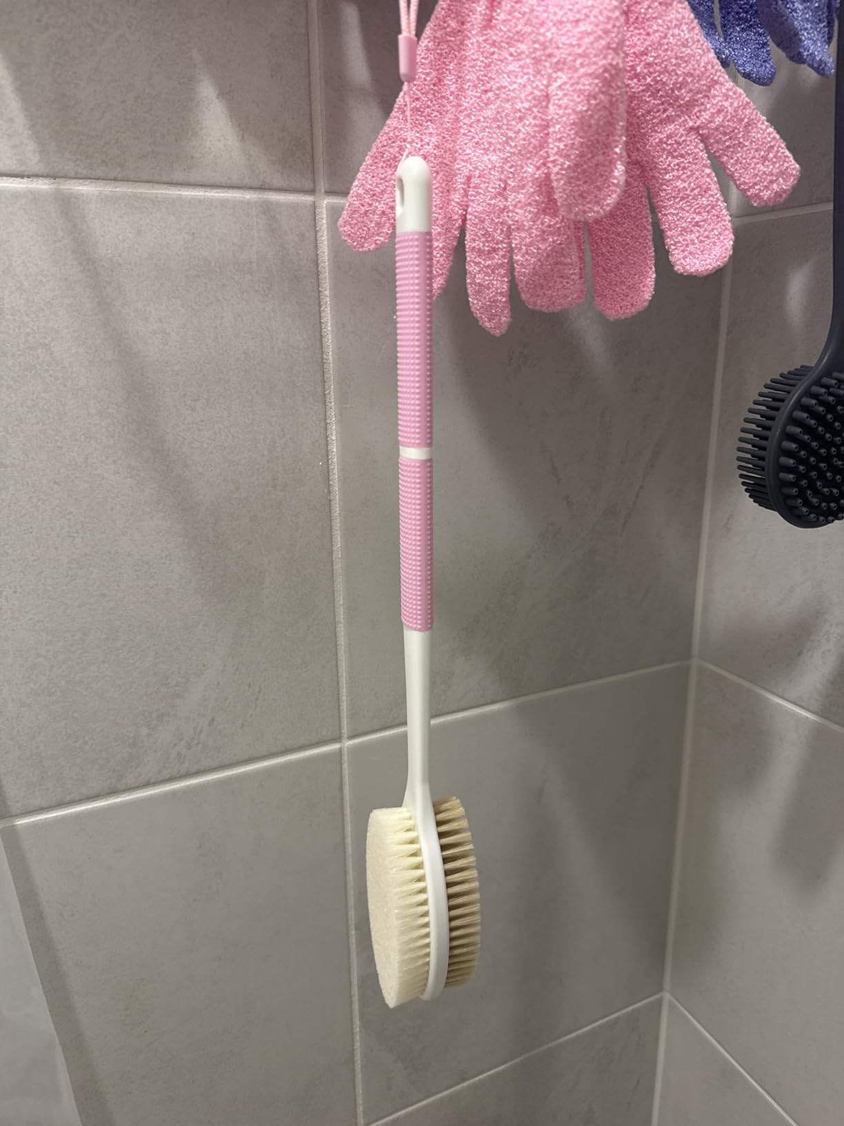 Back Scrubber Anti Slip for Shower,Shower Brush Long Handle with Stiff and Soft Bristles,Body Exfoliator for Bath or Dry Brush(Blue) Customer Review Back Scrubber Anti Slip for Shower,Shower Brush Long Handle with Stiff and Soft Bristles,Body Exfoliator for Bath or Dry Brush(Blue) - Customer Photo 2