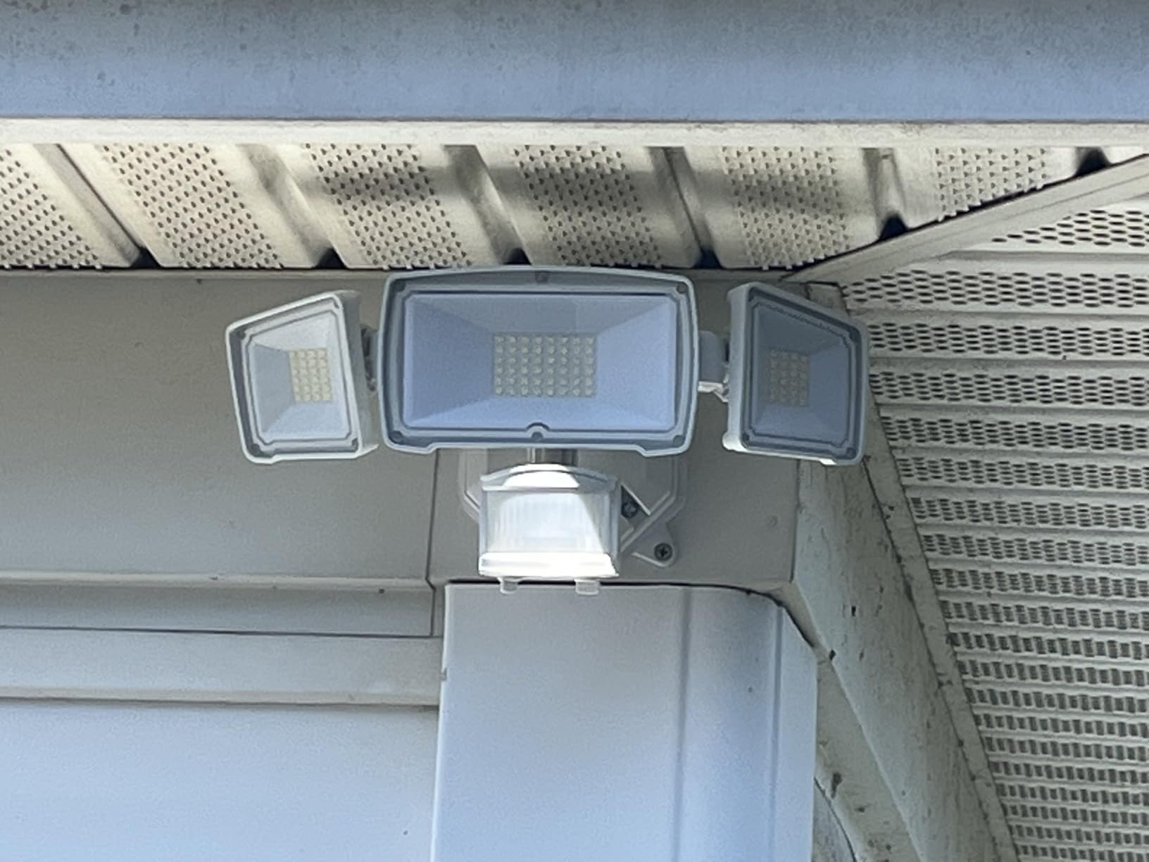 HGGH Motion Sensor Outdoor Lights – Flood Lights Outdoor Security Light, LED Floodlights IP65 Waterproof 6500K 60W 6200LM with 3 Adjustable Heads, Exterior Light for House, Backyard, Porch Customer Review HGGH Motion Sensor Outdoor Lights – Flood Lights Outdoor Security Light, LED Floodlights IP65 Waterproof 6500K 60W 6200LM with 3 Adjustable Heads, Exterior Light for House, Backyard, Porch - Customer Photo 1