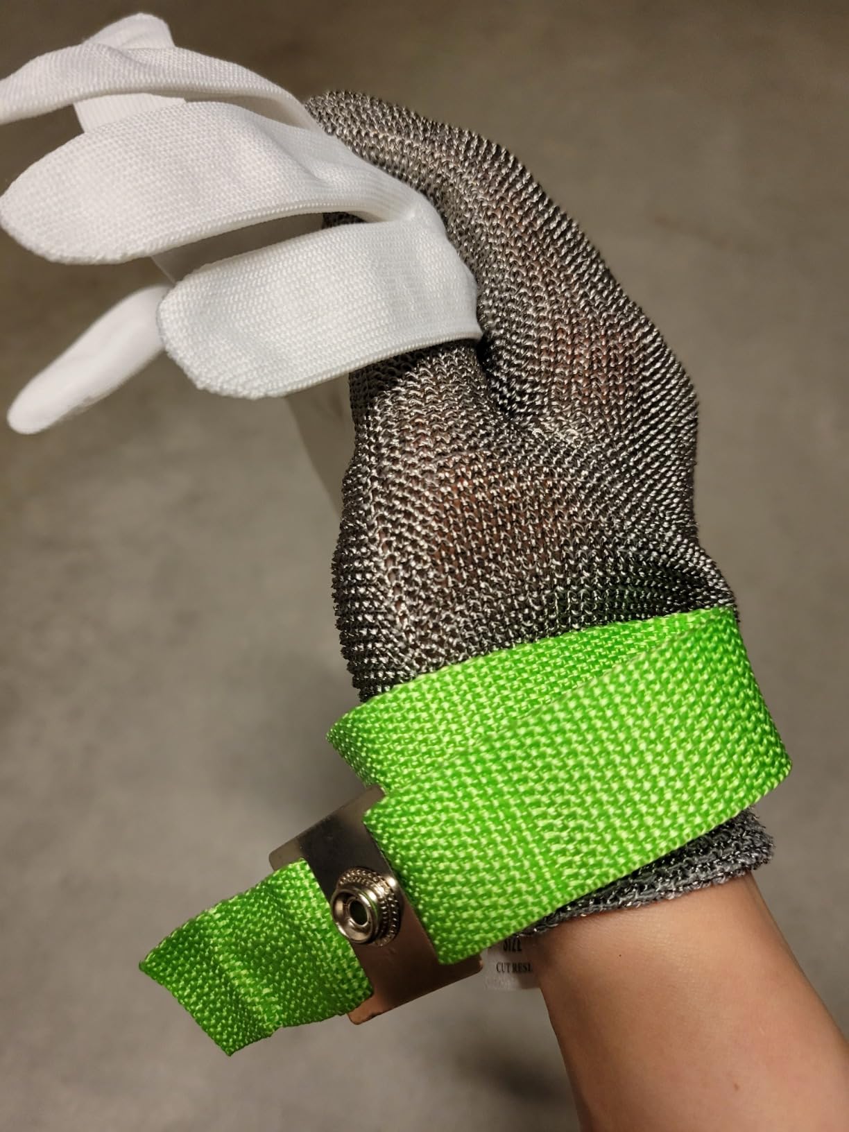 Level 9 Cut Resistant Kitchen Glove,Food Grade,Machine Washable,Stainless Steel Wire Metal Mesh Safety Work Glove for Mandolin,Meat Cutting,Oyster Shucking,and Wood Working (Large) Customer Review Level 9 Cut Resistant Kitchen Glove,Food Grade,Machine Washable,Stainless Steel Wire Metal Mesh Safety Work Glove for Mandolin,Meat Cutting,Oyster Shucking,and Wood Working (Large) - Customer Photo 1