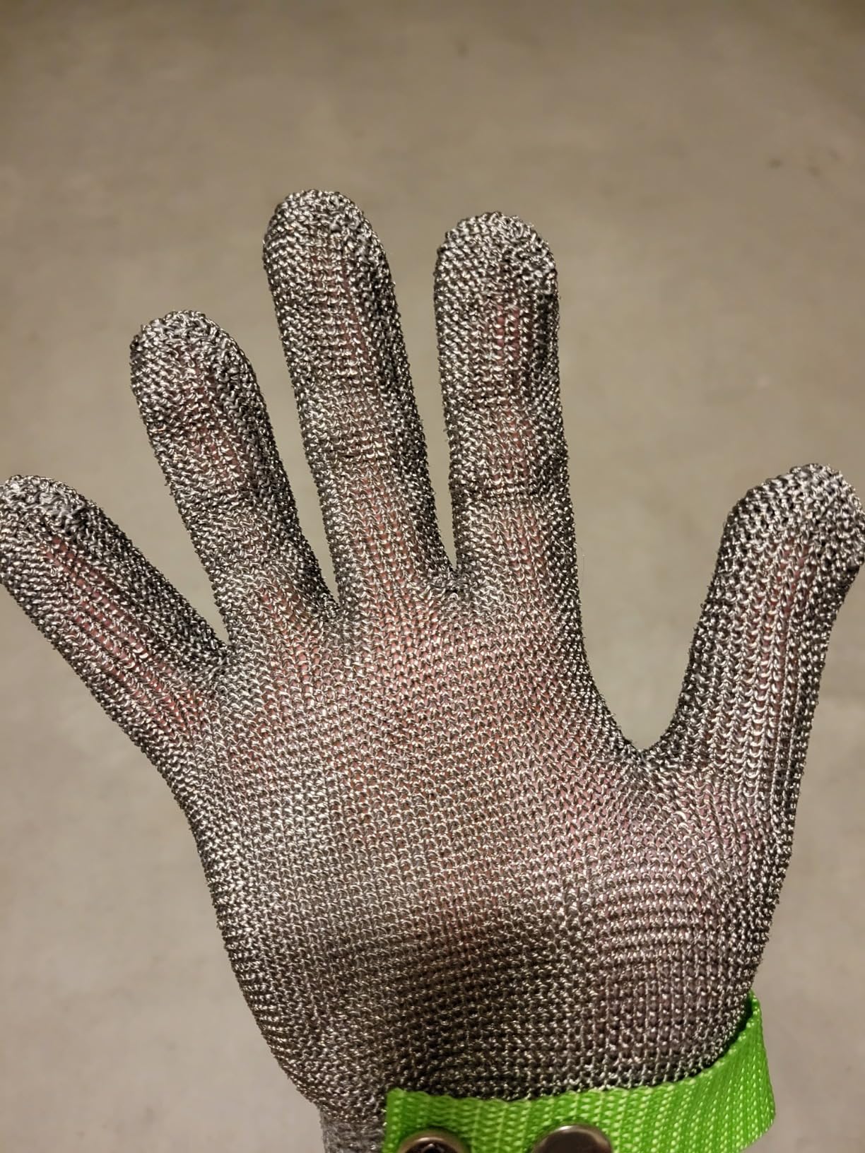 Level 9 Cut Resistant Kitchen Glove,Food Grade,Machine Washable,Stainless Steel Wire Metal Mesh Safety Work Glove for Mandolin,Meat Cutting,Oyster Shucking,and Wood Working (Large) Customer Review Level 9 Cut Resistant Kitchen Glove,Food Grade,Machine Washable,Stainless Steel Wire Metal Mesh Safety Work Glove for Mandolin,Meat Cutting,Oyster Shucking,and Wood Working (Large) - Customer Photo 2