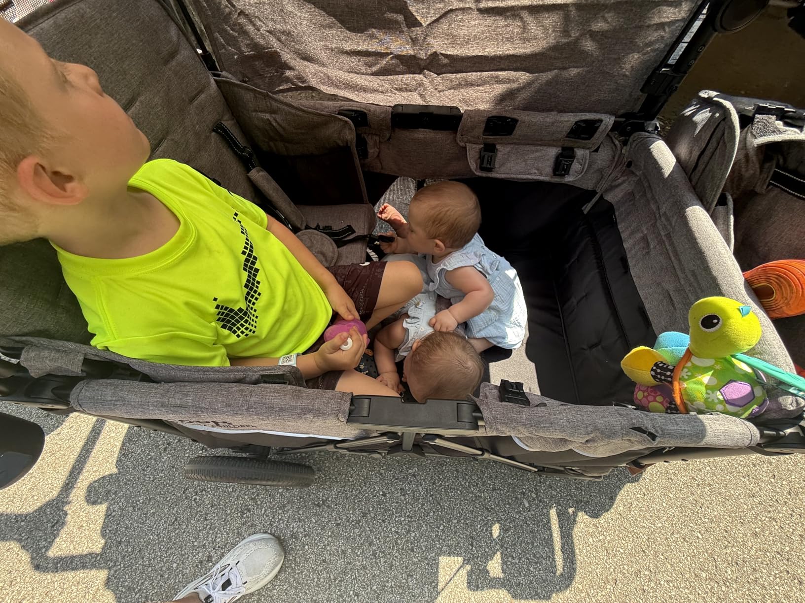 Jeep Wrangler Deluxe 4 Seater Stroller Wagon by Delta Children - Premium Quad Stroller Wagon for 4 Kids with Convertible Seats, Adjustable Push/Pull Handles, Removable Canopy & Flat Fold, Grey Customer Review Jeep Wrangler Deluxe 4 Seater Stroller Wagon by Delta Children - Premium Quad Stroller Wagon for 4 Kids with Convertible Seats, Adjustable Push/Pull Handles, Removable Canopy & Flat Fold, Grey - Customer Photo 2