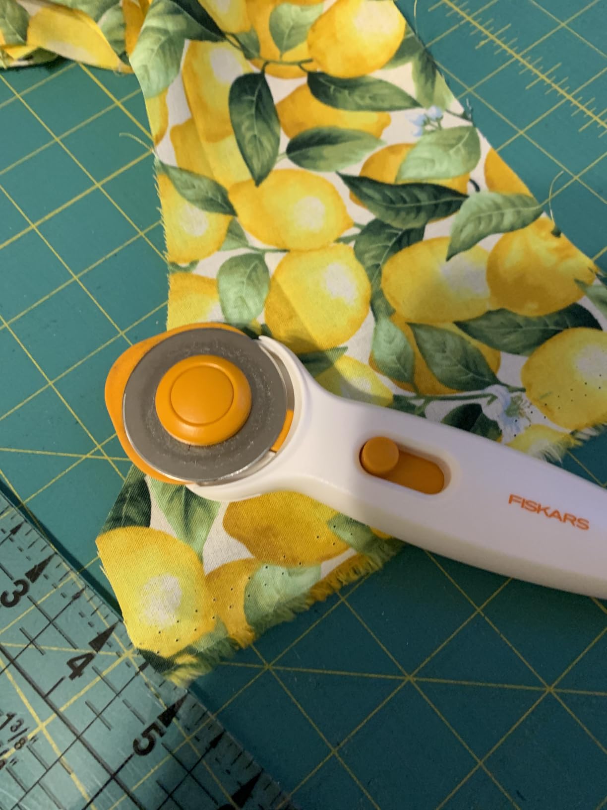 Fiskars 45mm Rotary Cutter for Fabric, Premium Steel Stick Fabric Cutter Cuts Through Multiple Layers, Right and Left Handed, Easy and Safe Blade Change, Arts and Crafts, Sewing and Quilting Tools Customer Review Fiskars 45mm Rotary Cutter for Fabric, Premium Steel Stick Fabric Cutter Cuts Through Multiple Layers, Right and Left Handed, Easy and Safe Blade Change, Arts and Crafts, Sewing and Quilting Tools - Customer Photo 1